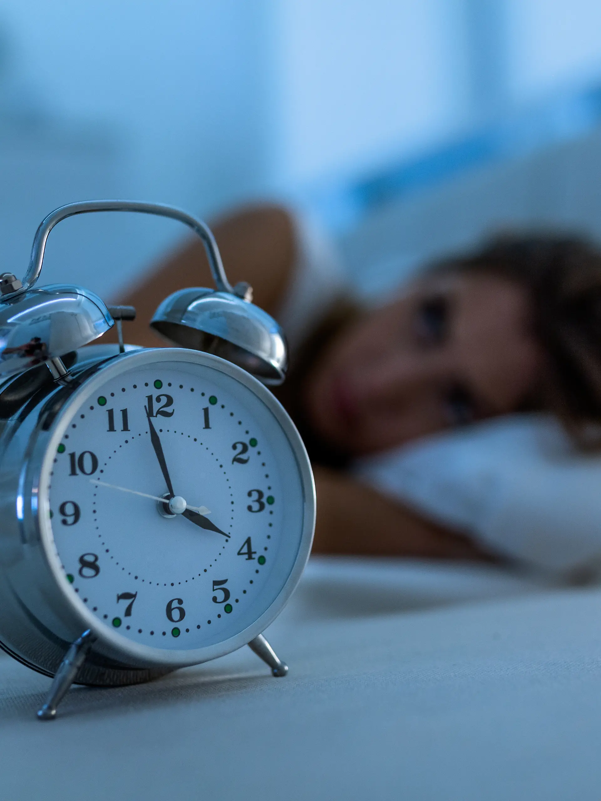 Um 4 Uhr morgens hellwach? Auch di Umstellung auf Winterzeit kann für Schlafprobleme sorgen – so beugt ihr vor.