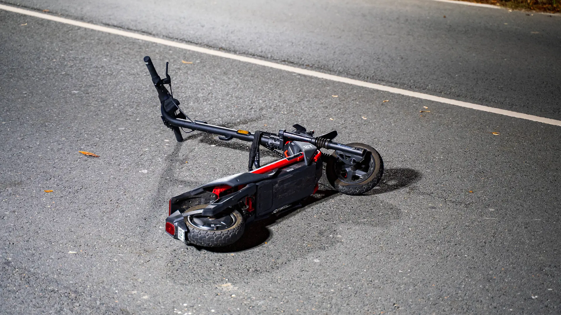 Bei einem schweren E-Scooter-Unfall in Alzey werden zwei 15-Jährige schwer verletzt. Einer der Jugendlichen stirbt später im Krankenhaus. (Symbolbild)