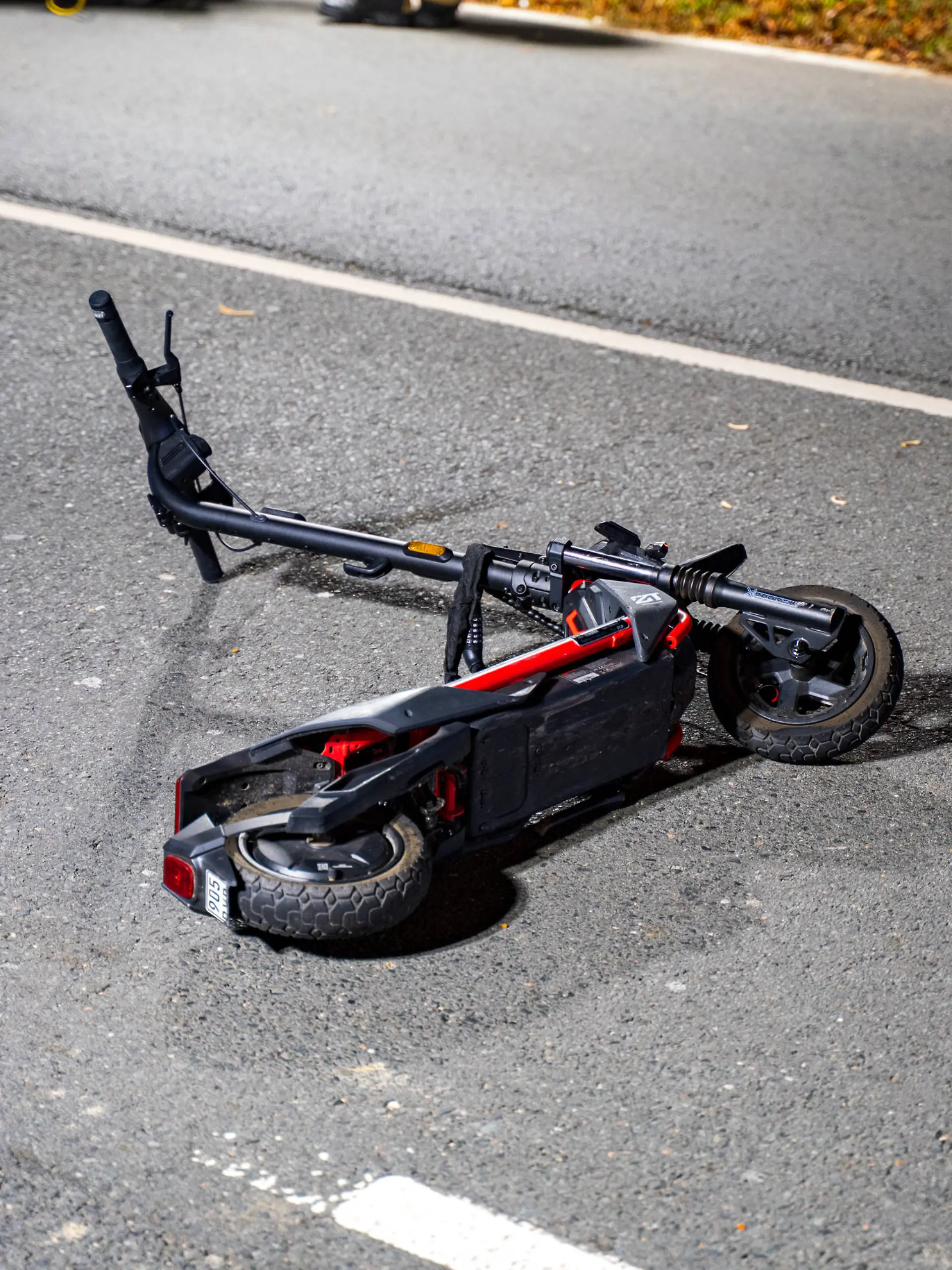 Bei einem schweren E-Scooter-Unfall in Alzey werden zwei 15-Jährige schwer verletzt. Einer der Jugendlichen stirbt später im Krankenhaus. (Symbolbild)