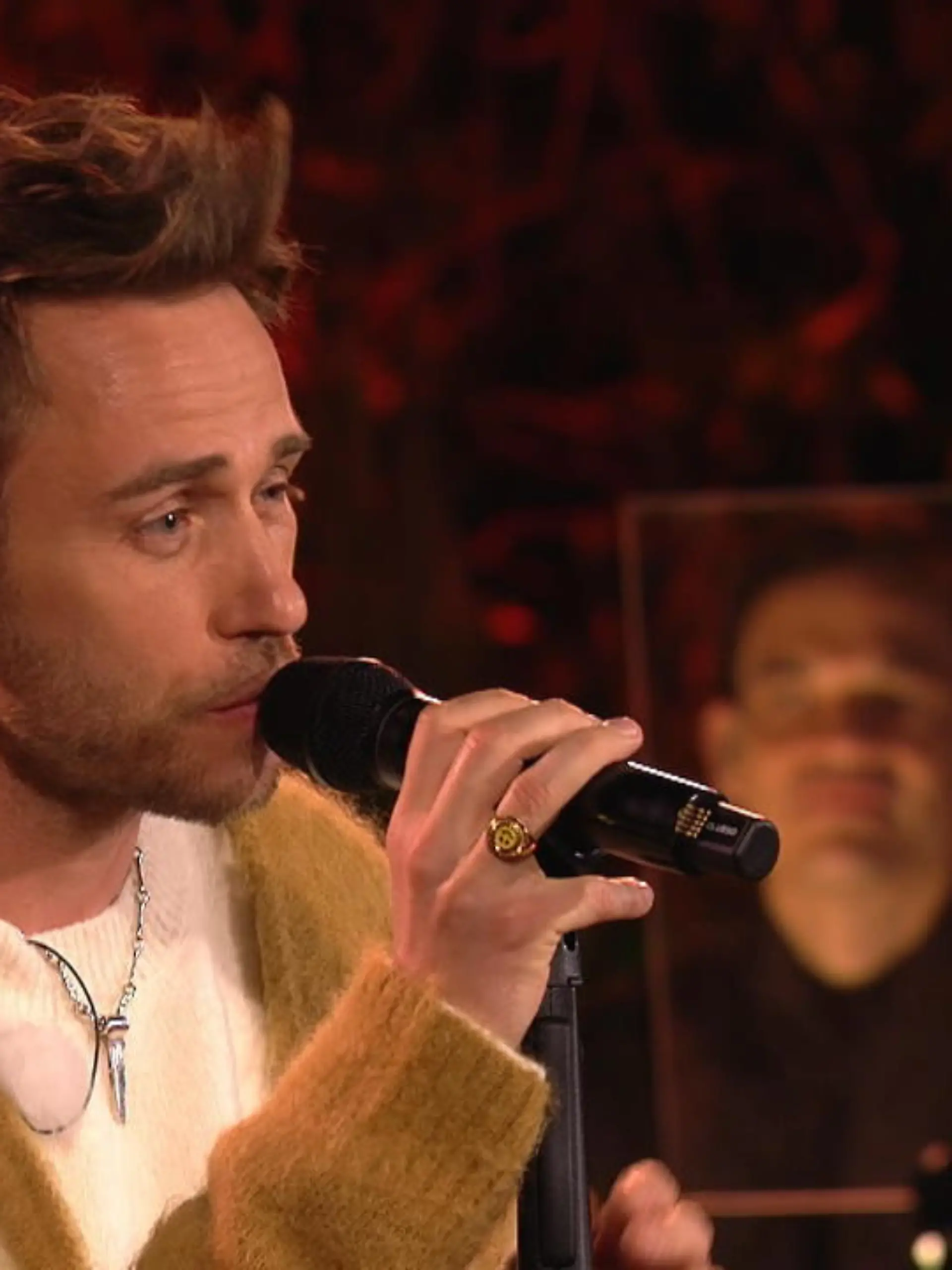 Clueso singt bei "Sing meinen Song" den Song "Weil ich dich liebe" von Marius Müller-Westernhagen.