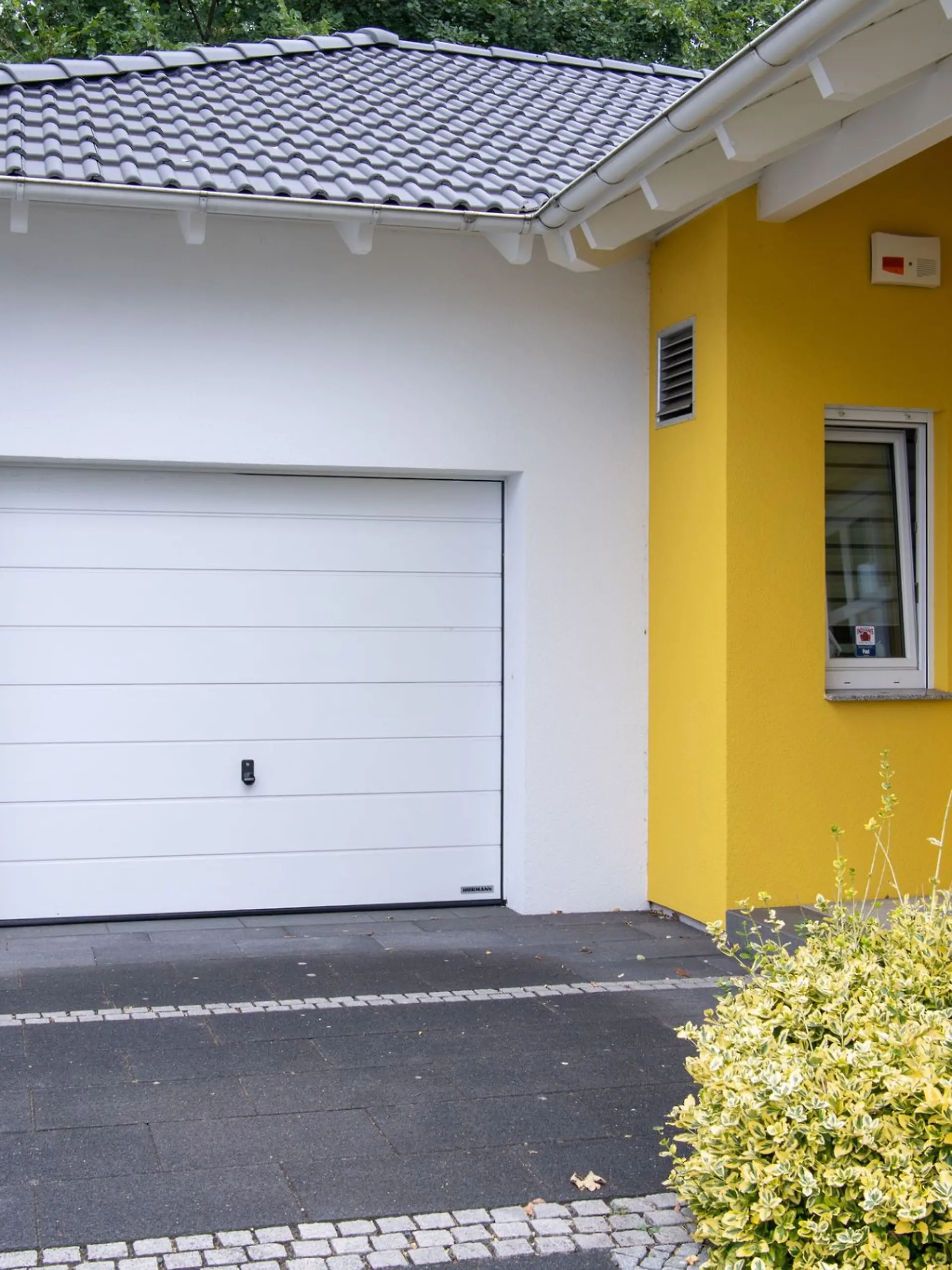 Nachbarn sollten mögliche Verstöße gegen genehmigte Bauvorhaben nicht über Jahrzehnte unbeachtet lassen. (Symbolbild)