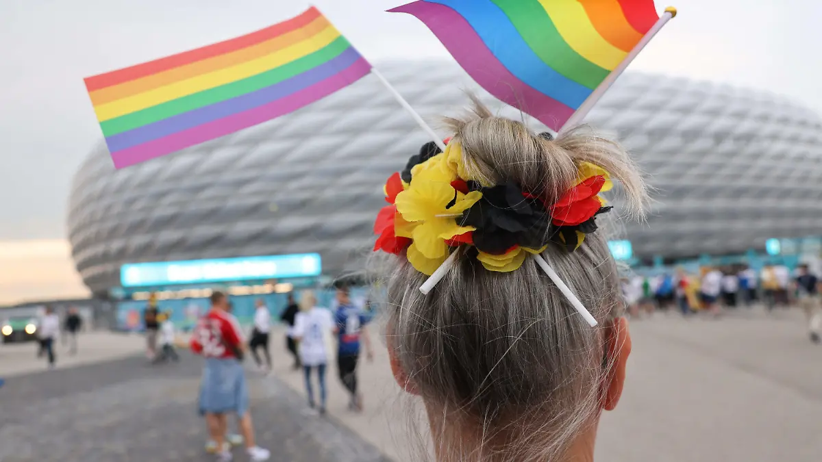 23.06.2021, Bayern, München: Fußball: EM, Deutschland - Ungarn, Vorrunde, Gruppe F, 3. Spieltag in der EM-Arena München. Ein Fußballfan hat Regenbogenfahnen in den Haaren. Foto: Christian Charisius/dpa +++ dpa-Bildfunk +++