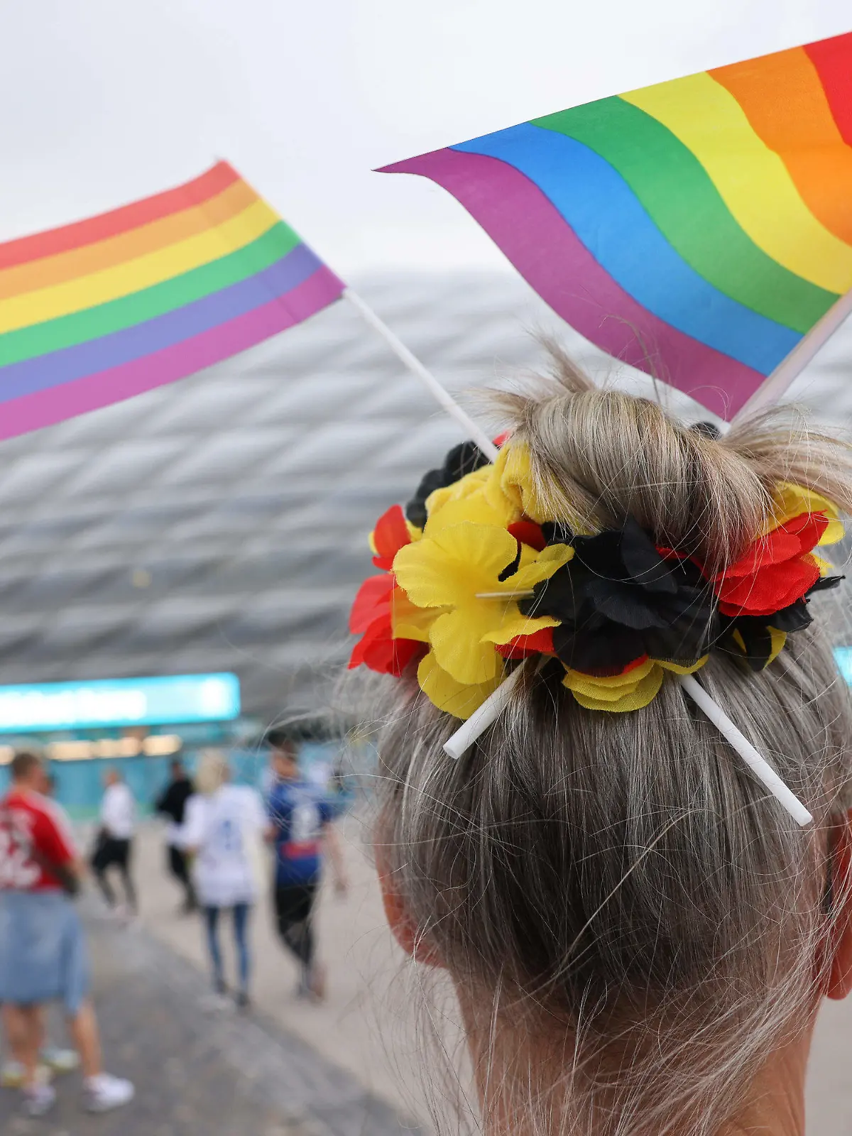 23.06.2021, Bayern, München: Fußball: EM, Deutschland - Ungarn, Vorrunde, Gruppe F, 3. Spieltag in der EM-Arena München. Ein Fußballfan hat Regenbogenfahnen in den Haaren. Foto: Christian Charisius/dpa +++ dpa-Bildfunk +++