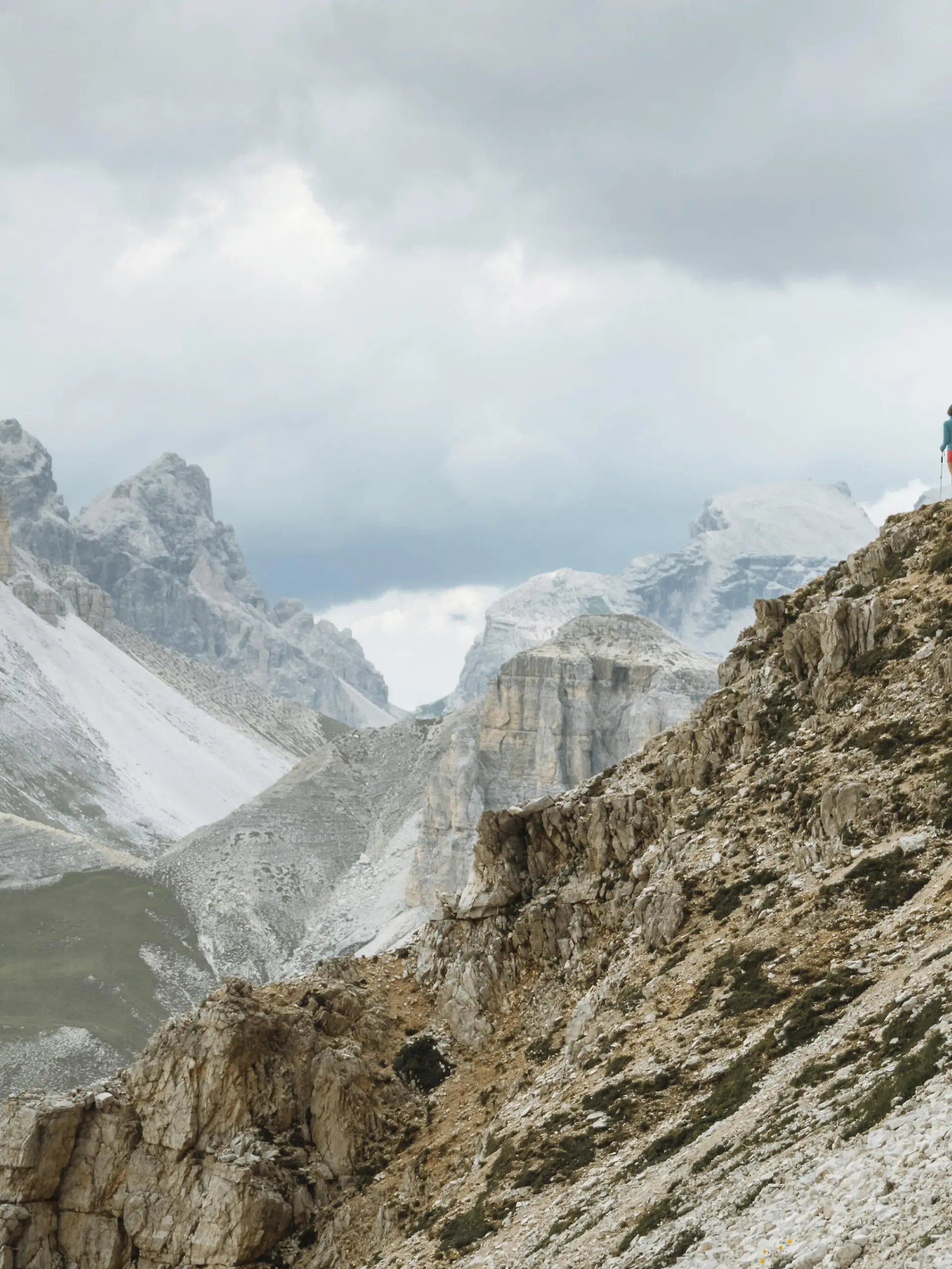 Einsamer Wanderer auf dem Trek Stehend auf dem hohen Felskamm Tre Cime Dolomites, Italien || Modellfreigabe vorhanden