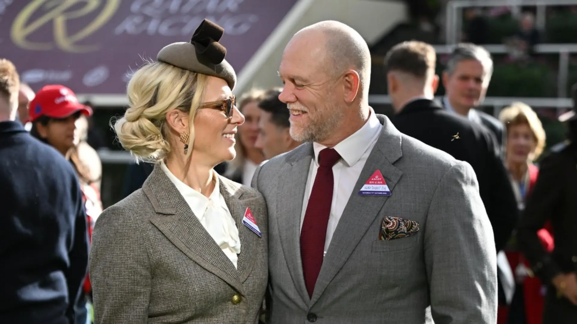 Zara und Mike Tindall zeigten sich verliebt bei einem Pferderennen in Ascot.