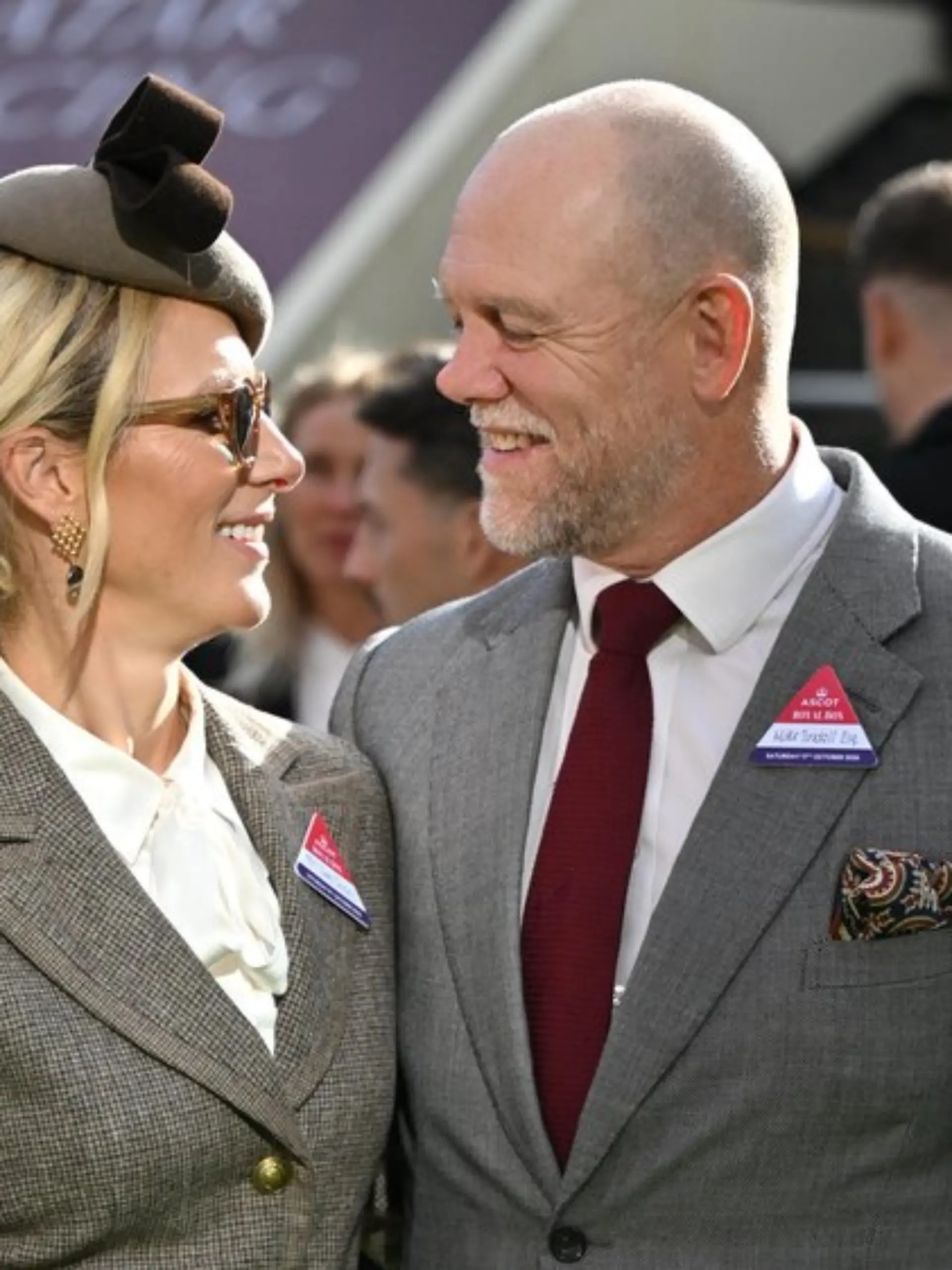 Zara und Mike Tindall zeigten sich verliebt bei einem Pferderennen in Ascot.