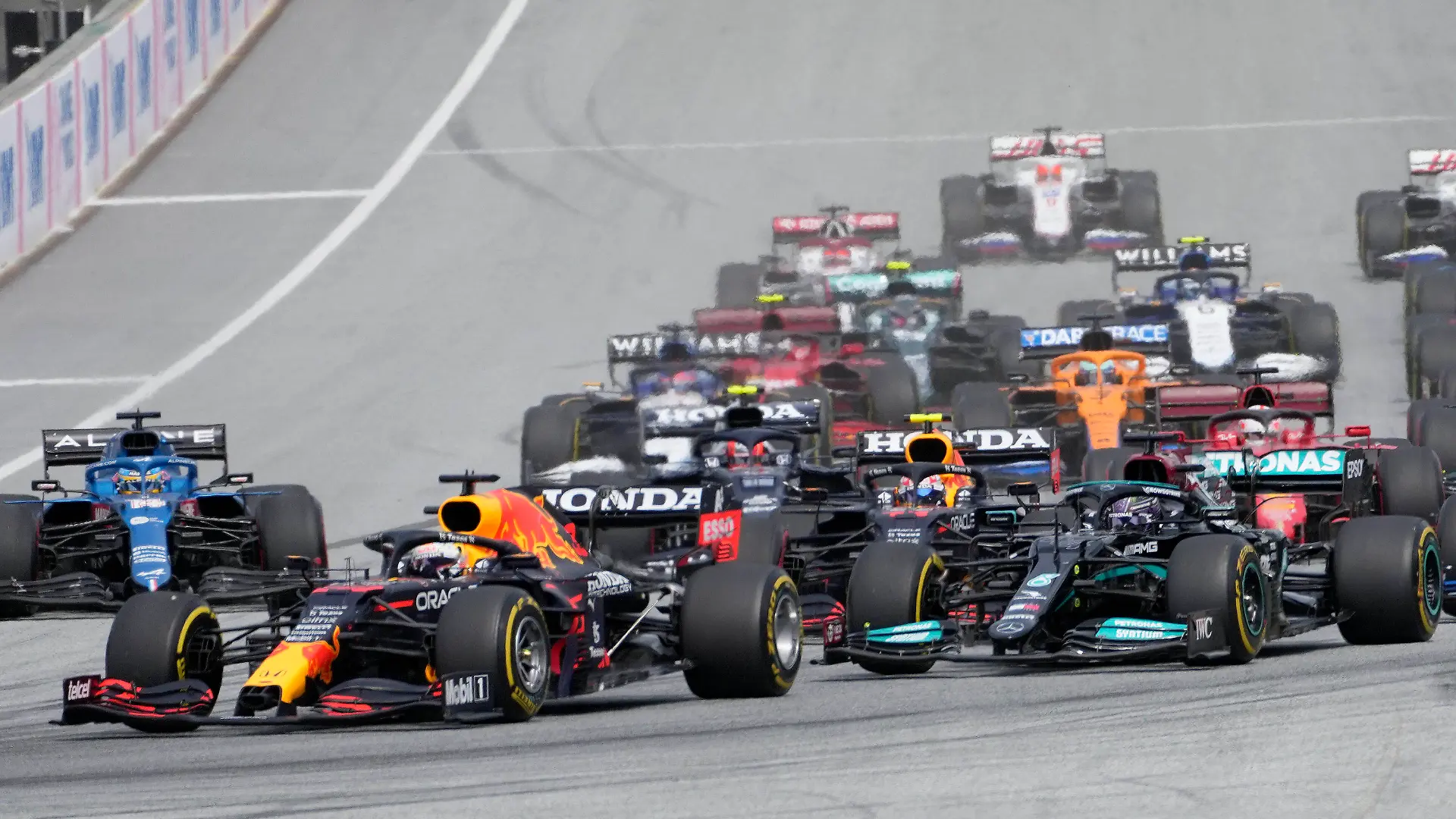 27.06.2021, Österreich, Spielberg: Motorsport: Formel-1-Weltmeisterschaft, Grand Prix der Steiermark, Rennen auf dem Red Bull Ring. Max Verstappen (l) aus den Niederlanden vom Team Red Bull führt am Start vor Lewis Hamilton aus Großbritannien vom Team Mercedes. Foto: Darko Vojinovic/AP/dpa +++ dpa-Bildfunk +++