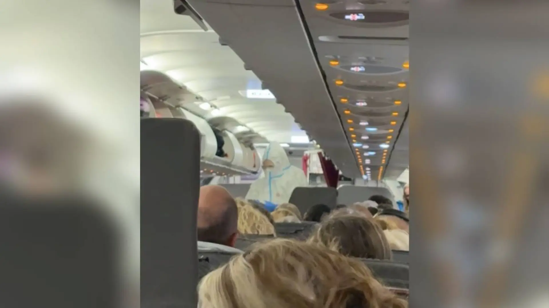 Die Passagierin, die an Bord der Eurowings-Maschine war, vermutet einen Norovirus-Ausbruch. Bestätigt ist das bislang nicht.