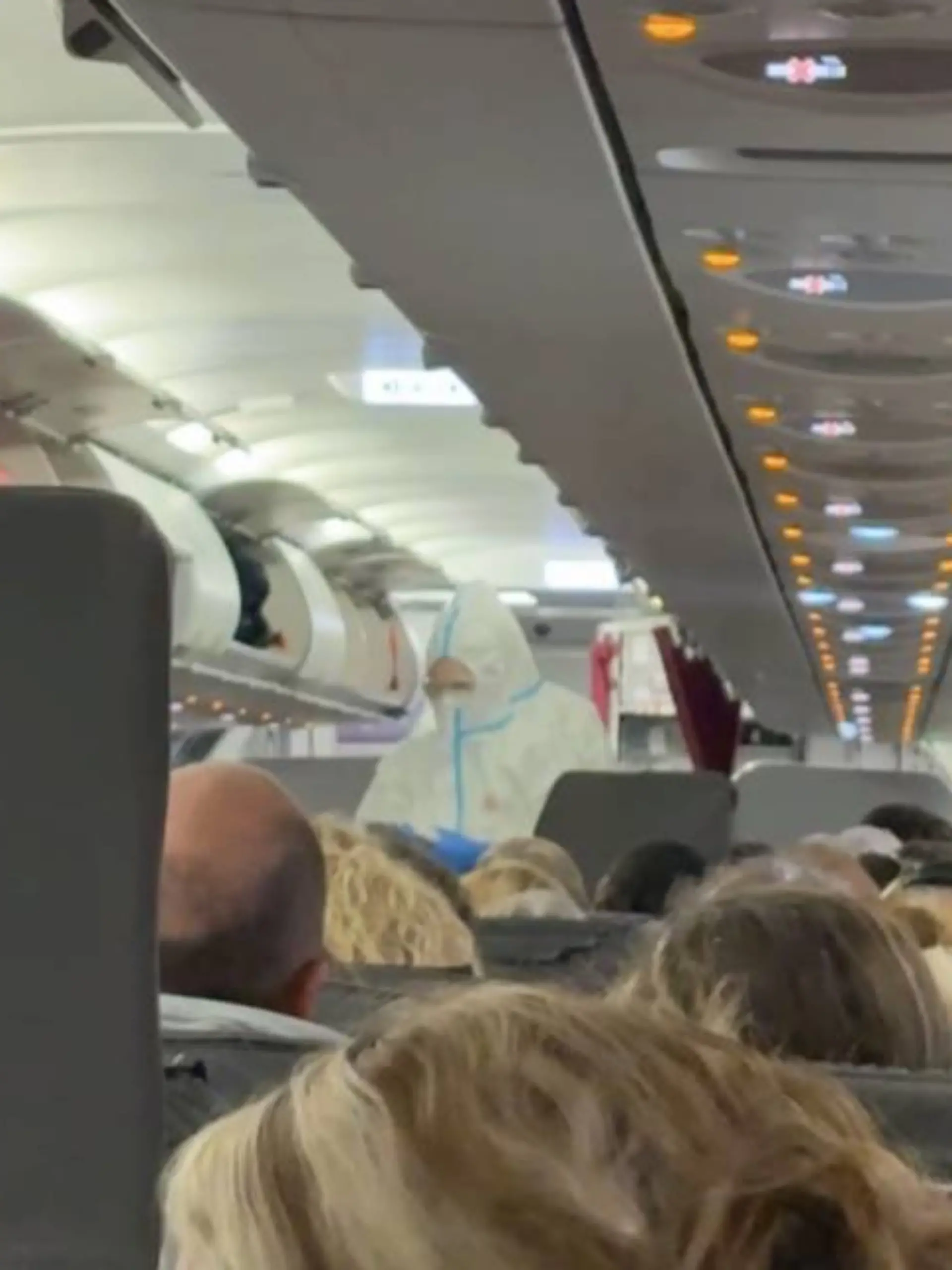 Die Passagierin, die an Bord der Eurowings-Maschine war, vermutet einen Norovirus-Ausbruch. Bestätigt ist das bislang nicht.