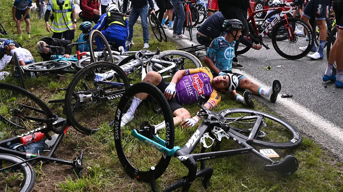 26.06.2021, Frankreich, Landerneau: Radsport: UCI WorldTour - Tour de France, Brest - Landerneau (197,80 km), 1. Etappe. Ein Fahrer von Alpecin-Fenix (l) und Bryan Coquard (r) aus Frankreich von BB Hotels P/B KTM liegen nach einem Sturz auf dem Boden. Foto: Pool Anne-Christine Poujoulat/BELGA/dpa +++ dpa-Bildfunk +++