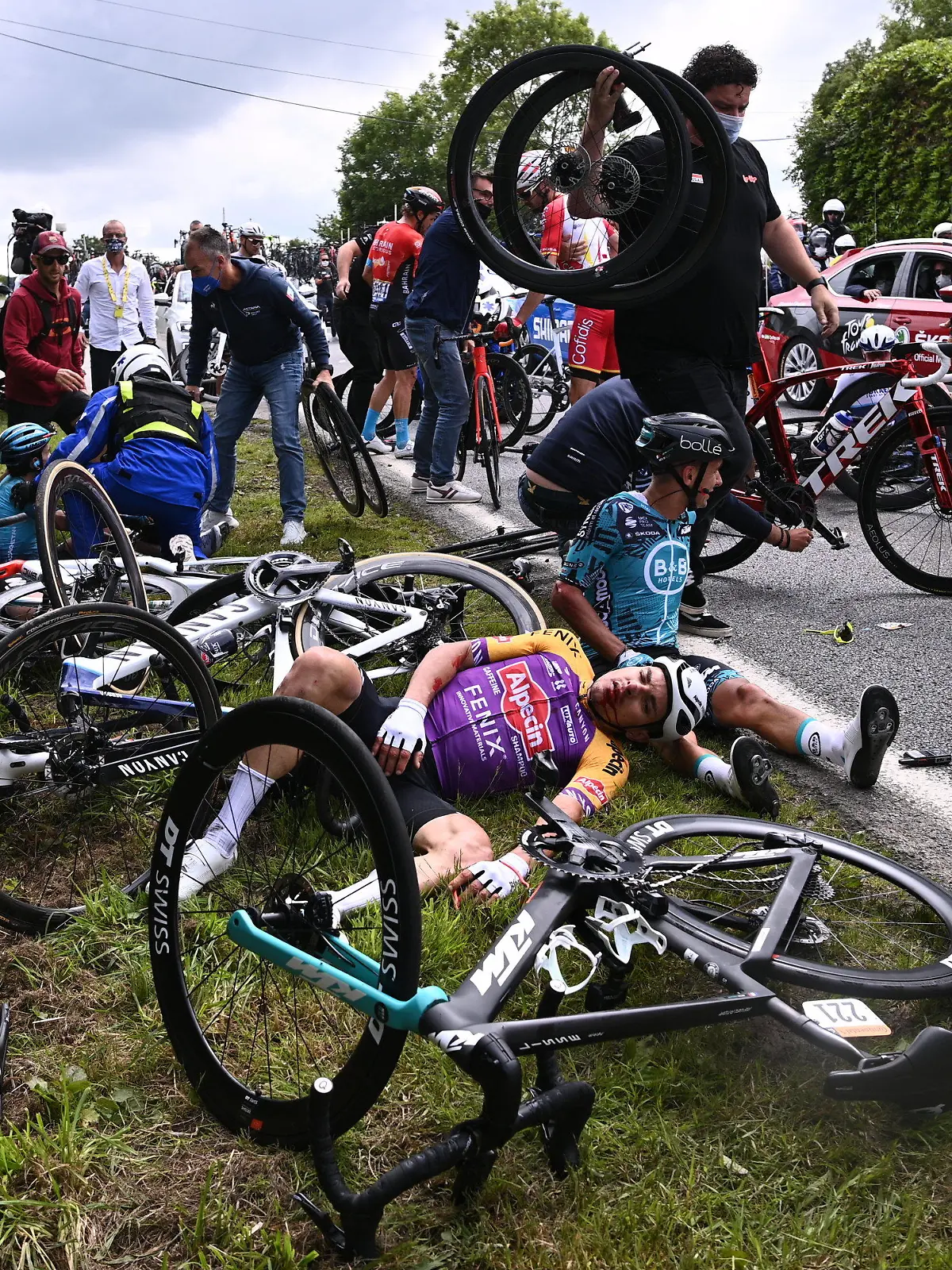26.06.2021, Frankreich, Landerneau: Radsport: UCI WorldTour - Tour de France, Brest - Landerneau (197,80 km), 1. Etappe.  Ein Fahrer von Alpecin-Fenix (l) und  Bryan Coquard (r) aus Frankreich von BB Hotels P/B KTM liegen nach einem Sturz auf dem Boden. Foto: Pool Anne-Christine Poujoulat/BELGA/dpa +++ dpa-Bildfunk +++