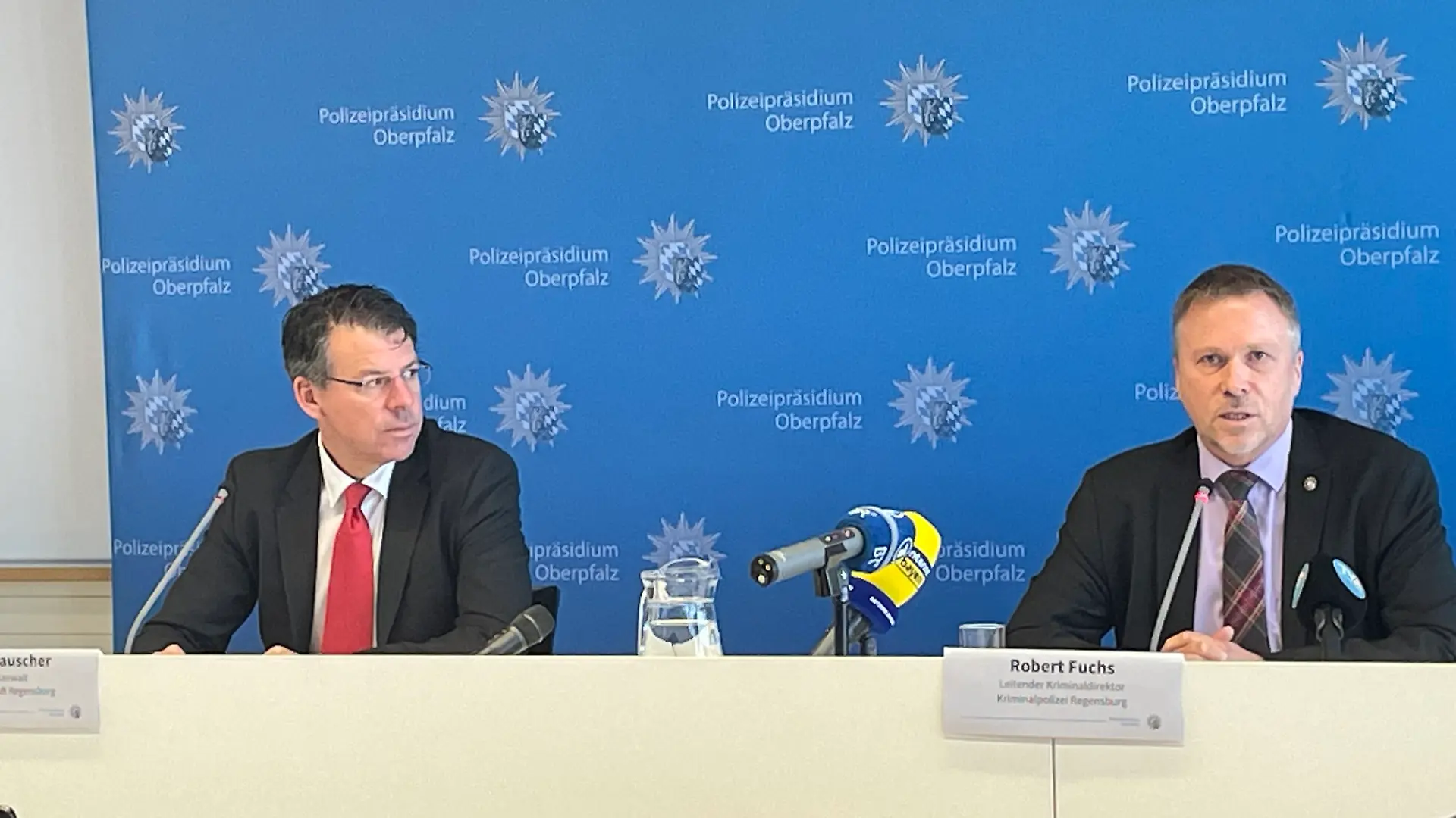 Thomas Rauscher (Oberstaatsanwalt Staatsanwaltschaft Regensburg) und Robert Fuchs (Leitender Kriminaldirektor Kriminalpolizei Regensburg) erläutern die neuen Erkenntnisse im Fall Kerstin Lee Langley.