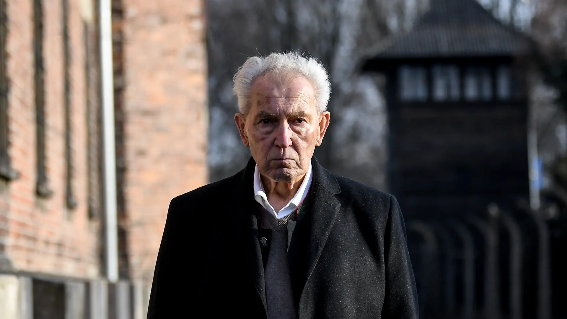 Hermann Höllenreiner, Holocaust-Überlebender besucht das ehemalige deutsche nationalsozialistische Konzentrations- und Vernichtungslager Auschwitz-Birkenau während der Gedenkfeier zum 75. Jahrestag der Befreiung des ehemaligen deutschen Konzentrationslagers Auschwitz. (zu dpa: «Auschwitz-Überlebender Höllenreiner gestorben») +++ dpa-Bildfunk +++