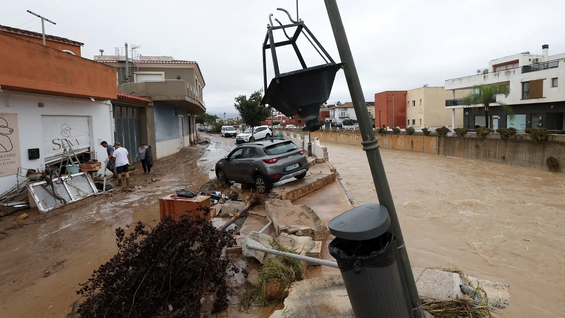 A car on the damaged bank of a waterway, following torrential rains, which caused floods in eastern Spain, in Els Poblets, Spain, October 19, 2026. REUTERS/Eva Manez TPX IMAGES OF THE DAY