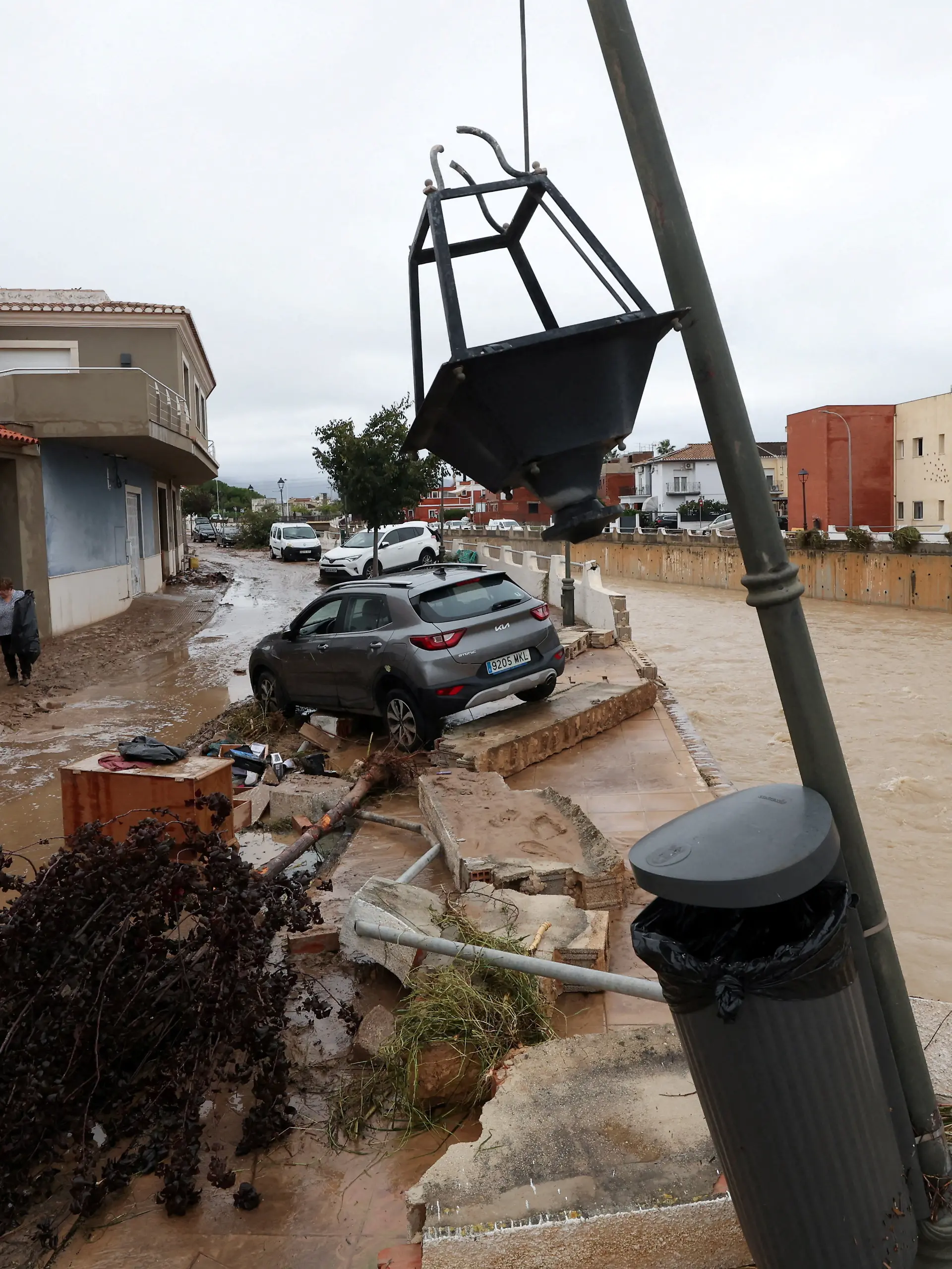 A car on the damaged bank of a waterway, following torrential rains, which caused floods in eastern Spain, in Els Poblets, Spain, October 19, 2026. REUTERS/Eva Manez     TPX IMAGES OF THE DAY