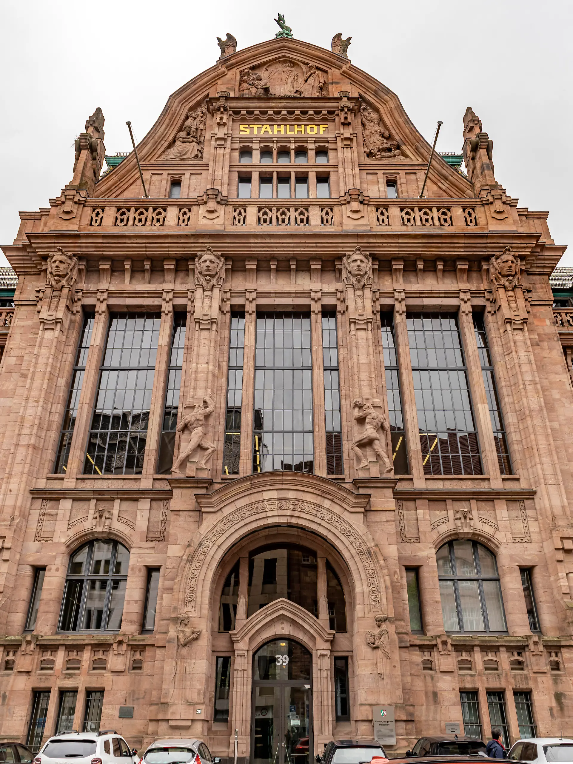 Der Stahlhof, Sitz des Verwaltungsgerichts Düsseldorf in der Landeshauptstadt Duesseldorf, Nordrhein-Westfalen, Deutschland, Europa | The Stahlhof, seat of the Düsseldorf Administrative Court or Verwaltungsgericht at the federal state capital Duesseldorf, North Rhine-Westphalia, Germany, Europe