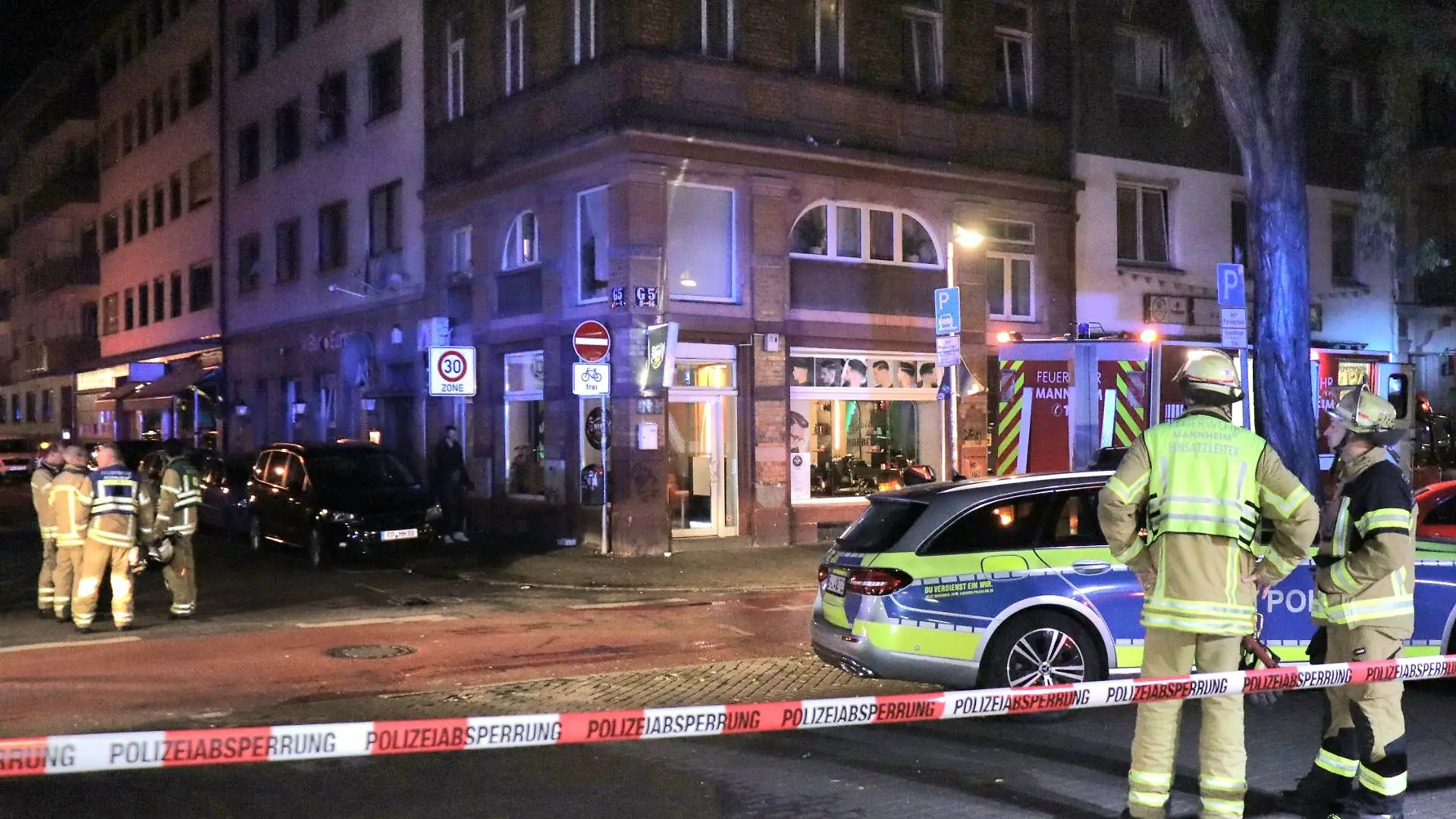 Löscharbeiten in einer Mannheimer Gaststätte. Die Feuerwehr entdeckt eine tote 30-Jährige.