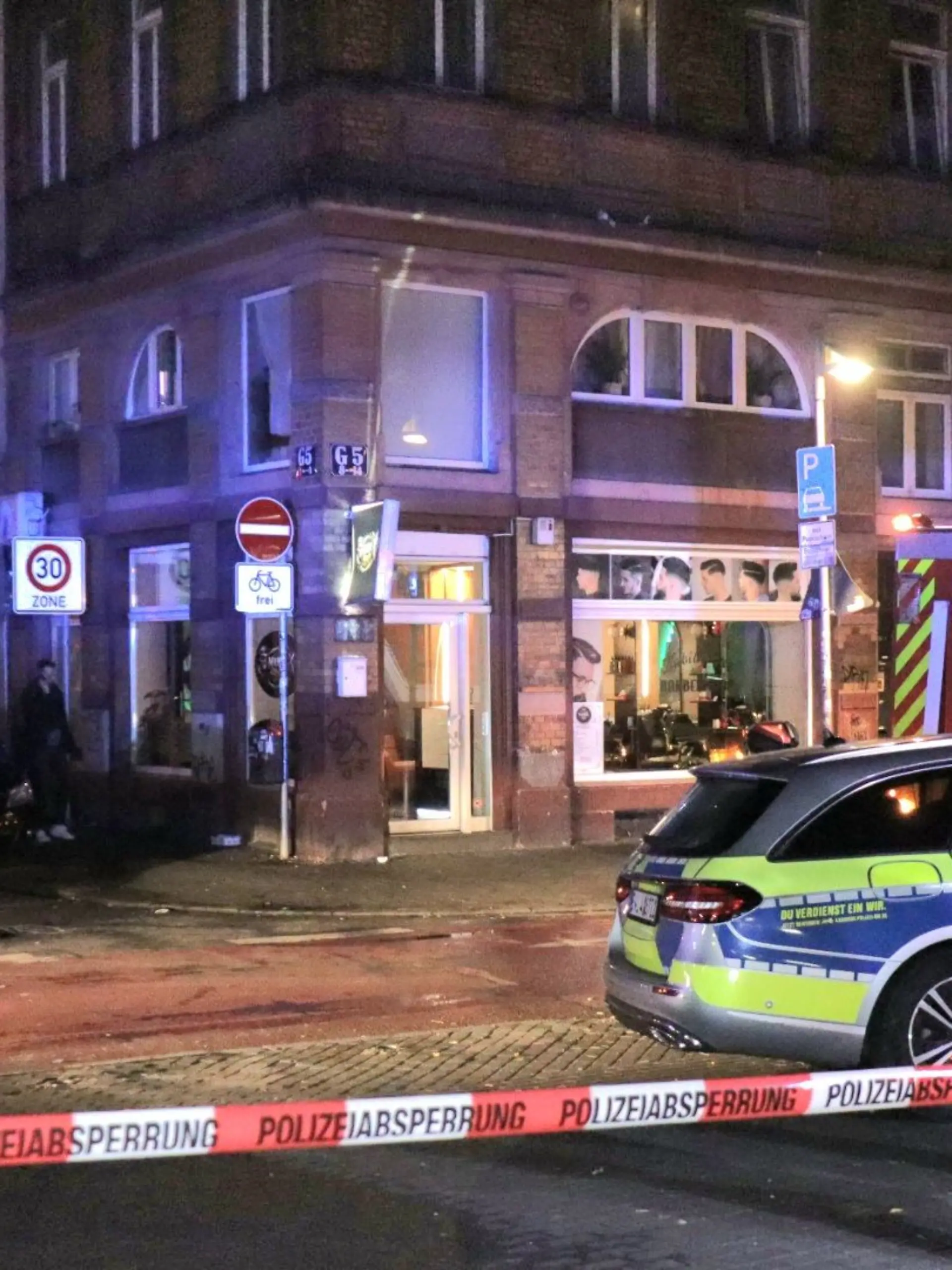 Löscharbeiten in einer Mannheimer Gaststätte. Die Feuerwehr entdeckt eine tote 30-Jährige.