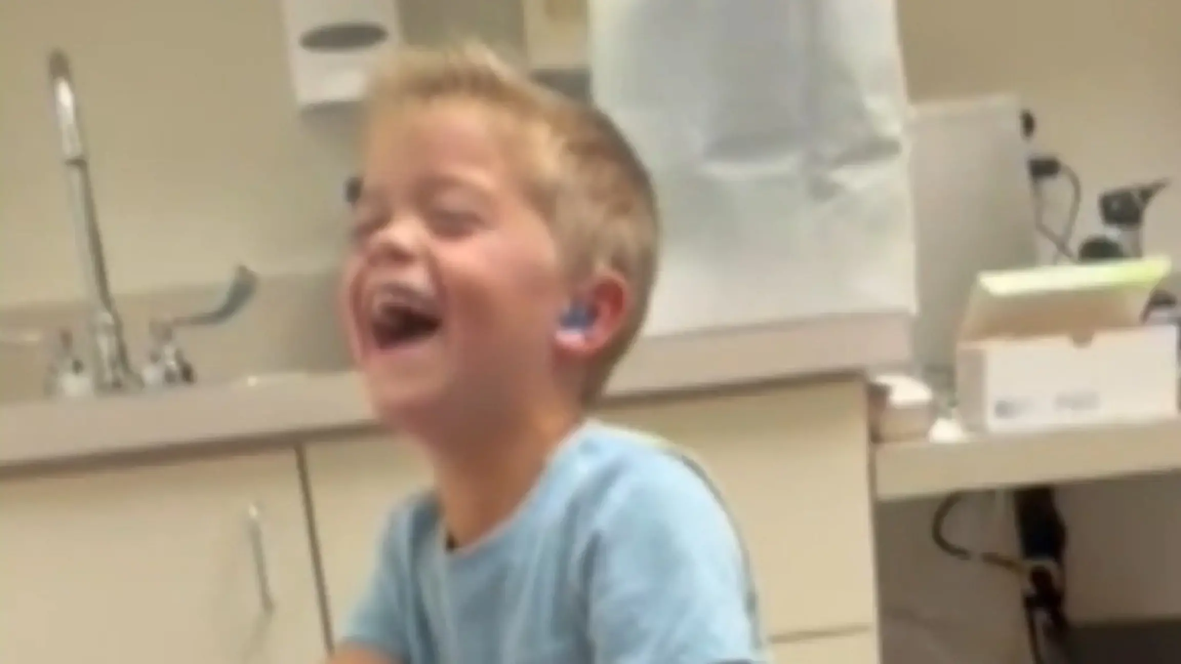Titan (4) hört sein Lachen zum ersten Mal – und kann gar nicht mehr aufhören Vorsicht, ansteckend!