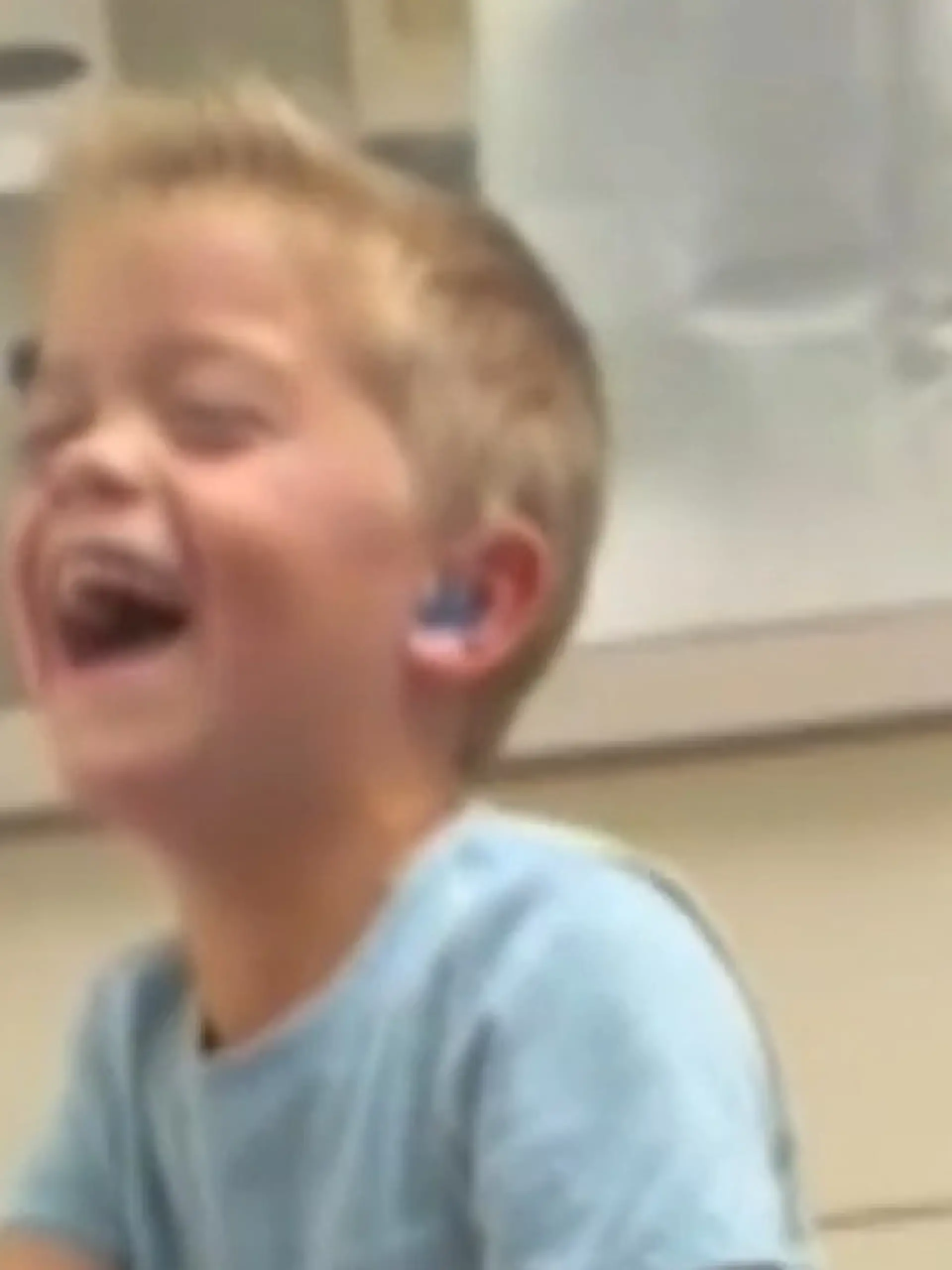 Bild zu: "Titan (4) hört sein Lachen zum ersten Mal – und kann gar nicht mehr aufhören"