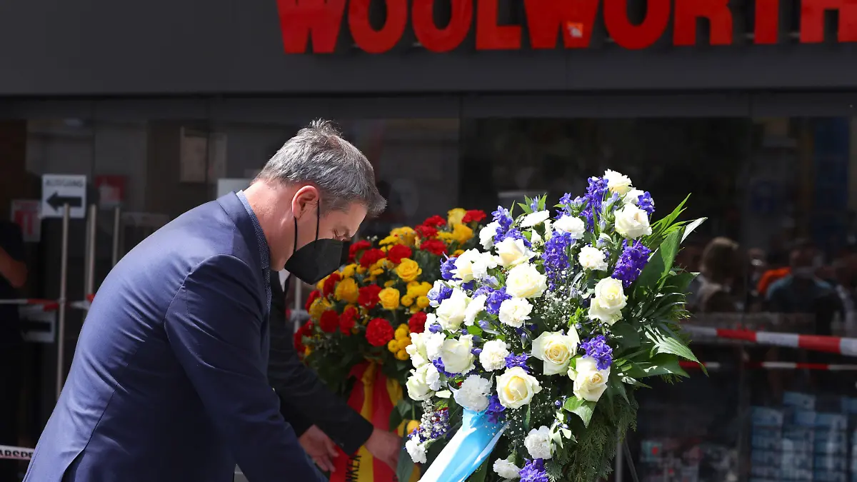 27.06.2021, Bayern, Würzburg: Markus Söder (CSU), Bayerns Ministerpräsident, gedenkt in der Innenstadt der Opfer einer Messerattacke. In Würzburg hat ein Mann am 25.06.2021 wahllos Menschen mit einem Messer attackiert. Drei Personen wurden getötet, mehrere verletzt. Foto: Karl-Josef Hildenbrand/dpa +++ dpa-Bildfunk +++
