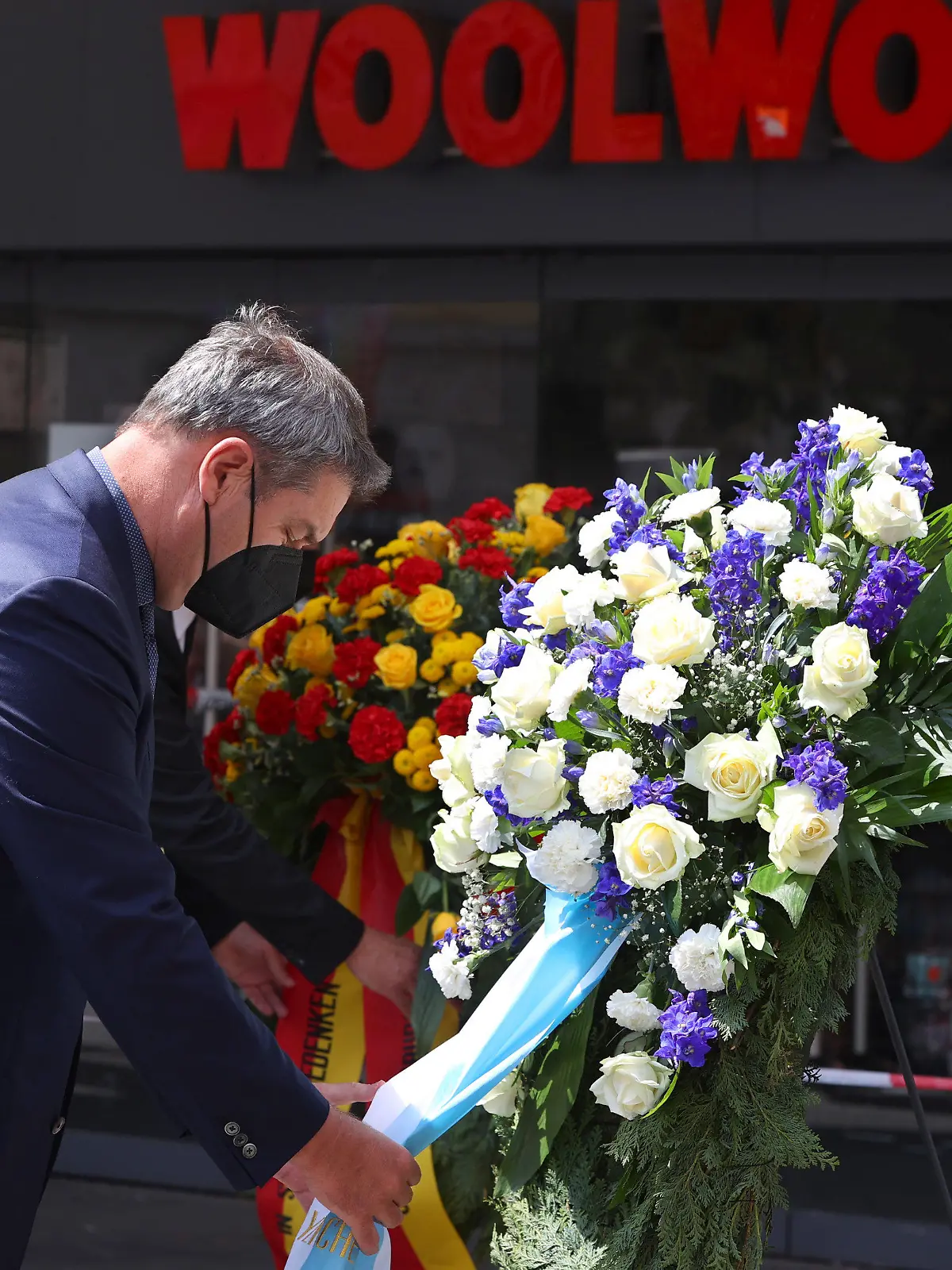 27.06.2021, Bayern, Würzburg: Markus Söder (CSU), Bayerns Ministerpräsident, gedenkt in der Innenstadt der Opfer einer Messerattacke. In Würzburg hat ein Mann am 25.06.2021 wahllos Menschen mit einem Messer attackiert. Drei Personen wurden getötet, mehrere verletzt. Foto: Karl-Josef Hildenbrand/dpa +++ dpa-Bildfunk +++