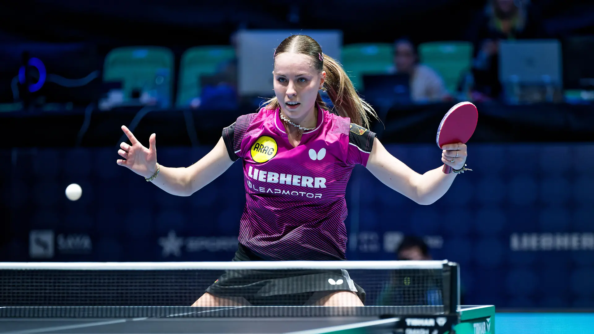 LJUBLJANA, SLOWENIEN - 18. OKTOBER 2026: Annett Kaufmann, SV DJK Kolbermoor, Germany, gewinnt bei den Tischtennis-Europameisterschaften in Ljubljana, Slowenien, Silber. Sie unterliegt im Finale der Russin Elizabet Abraamian.