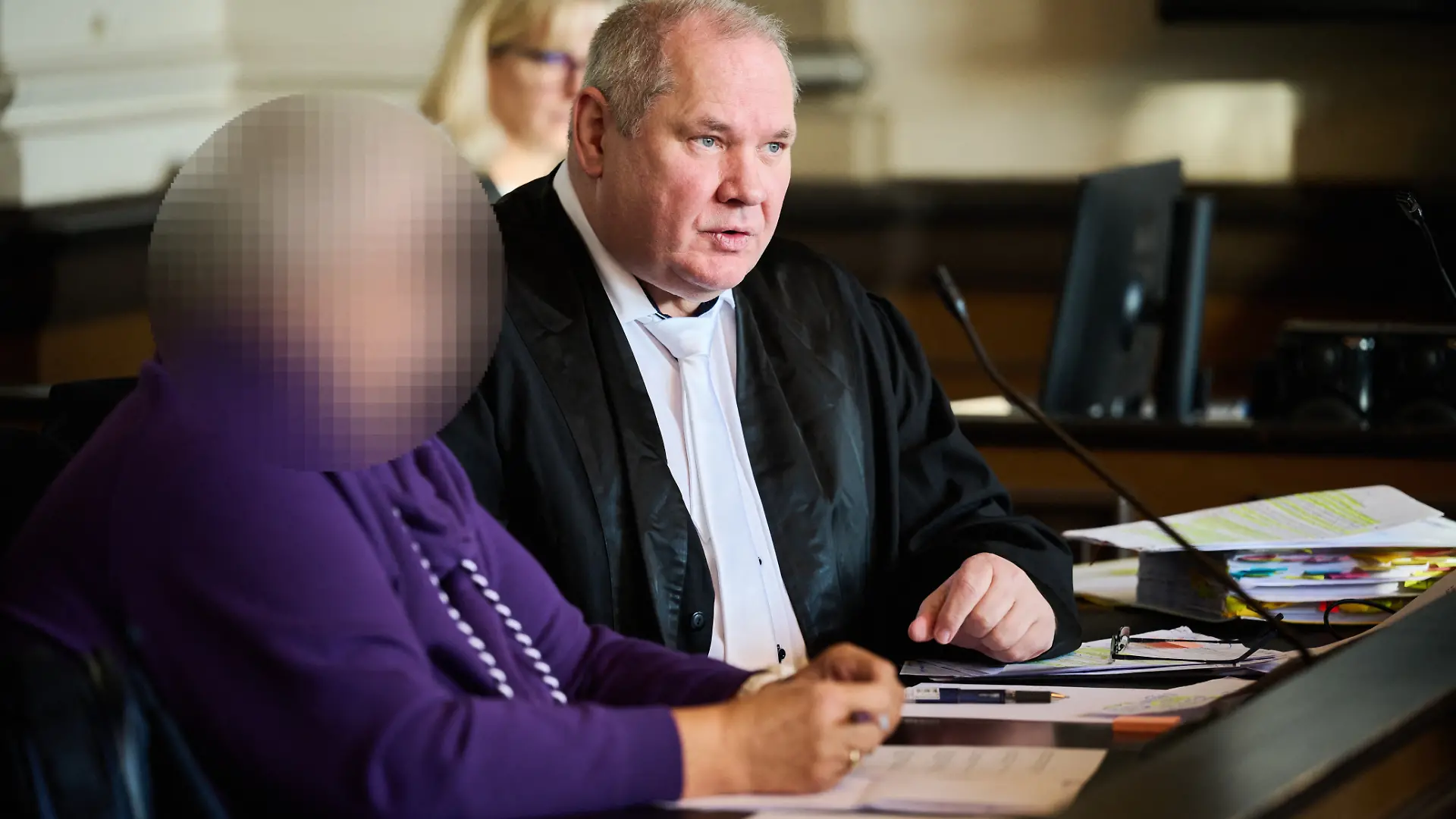 Die Angeklagte sitzt mit ihrem Anwalt Thorsten Osterkamp im Gerichtssaal vom Landgericht Verden. Im Prozess um den Tod eines ungeborenen Babys wird am Landgericht Verden das Urteil erwartet. Es ist bereits der dritte Prozess in diesem Fall, die angeklagte Hebamme wurde 2024 wegen Körperverletzung mit Todesfolge durch Unterlassen zu dreieinhalb Jahren Gefängnis verurteilt.