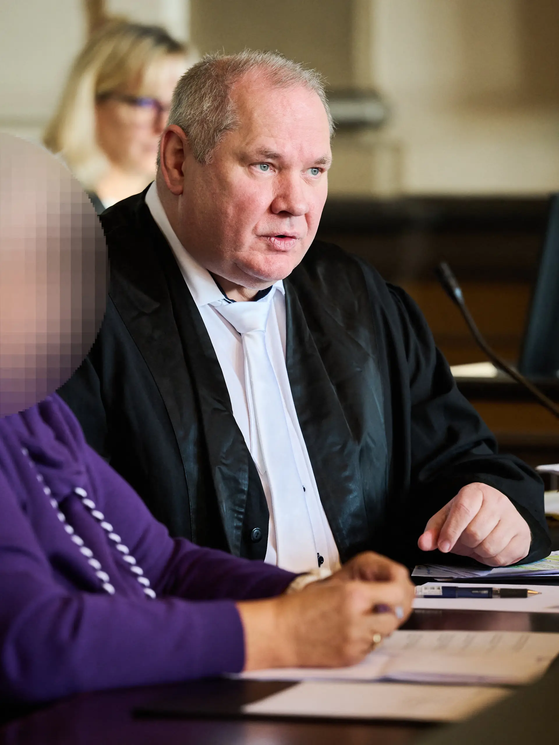 Die Angeklagte sitzt mit ihrem Anwalt Thorsten Osterkamp im Gerichtssaal vom Landgericht Verden. Im Prozess um den Tod eines ungeborenen Babys wird am Landgericht Verden das Urteil erwartet. Es ist bereits der dritte Prozess in diesem Fall, die angeklagte Hebamme wurde 2024 wegen Körperverletzung mit Todesfolge durch Unterlassen zu dreieinhalb Jahren Gefängnis verurteilt.
