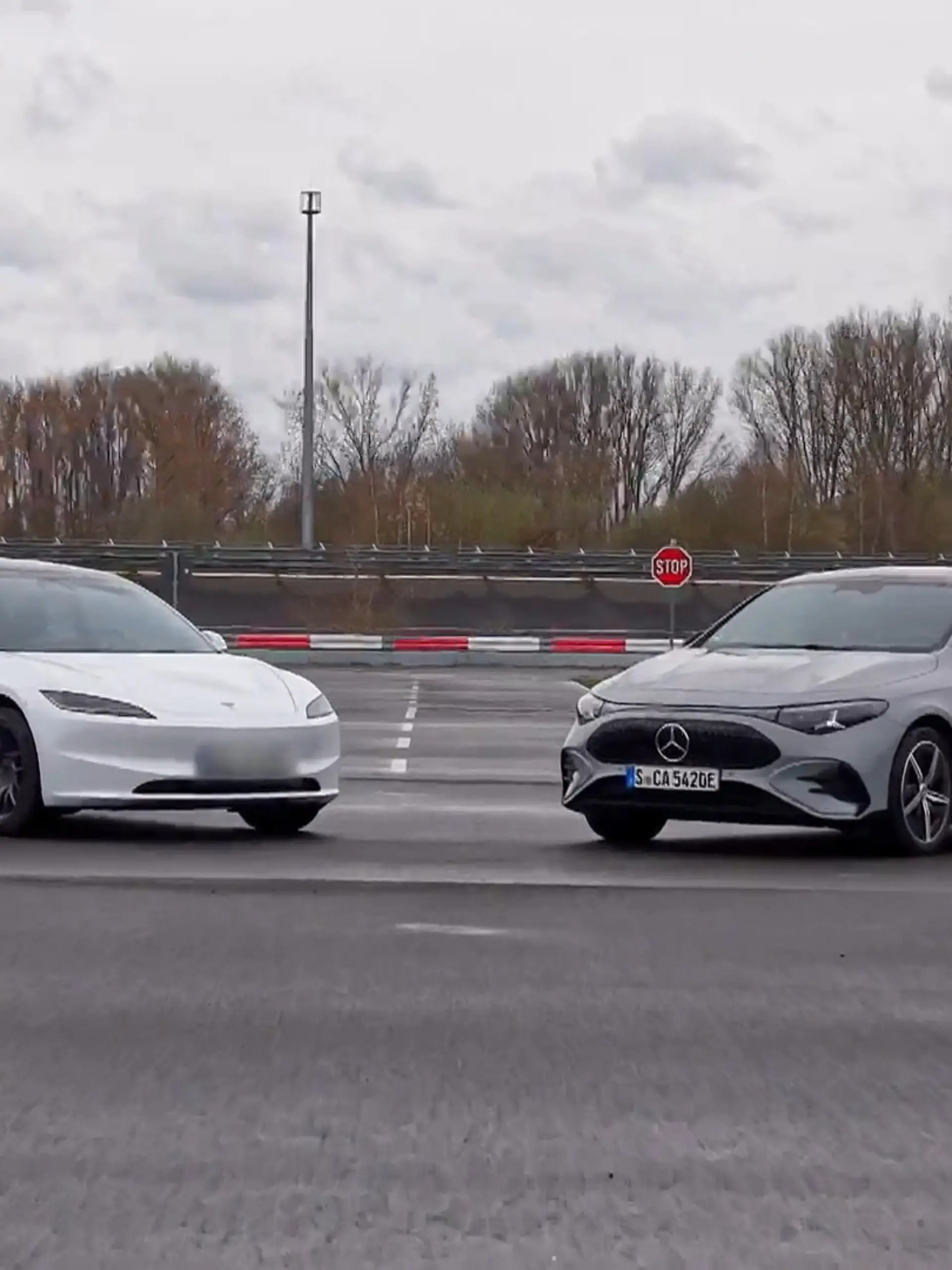 Bild zu: "Mercedes CLA vs. Tesla Model 3 im Test"