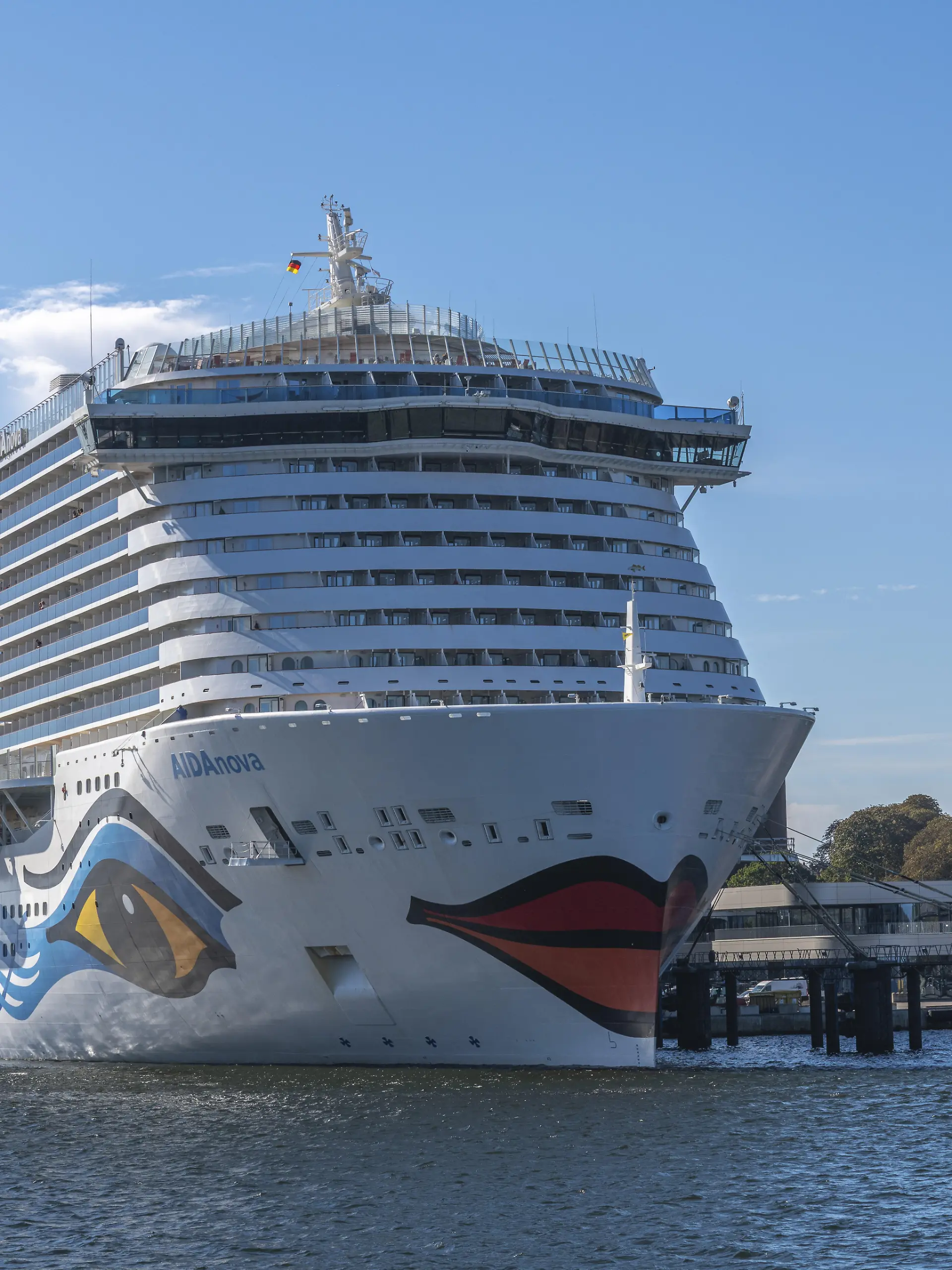 AIDA nova am Fährterminal, Landeshauptstadt Kiel, Kreuzfahrt, Passagierschiff, Kreuzfahrtterminal, Schiffsanleger, Kreuzfahrt, Passagierschiff, Kreuzfahrtterminal, Schiffsanleger, Hafen, Kreuzfahrt, Kreuzfahrt, Kieler Förde, AIDA Cruises, Kai, Bug, Kussmund, Kunst, Bemalung, Decks, blauer Himmel, Schleswig-Holstein, Deutschland