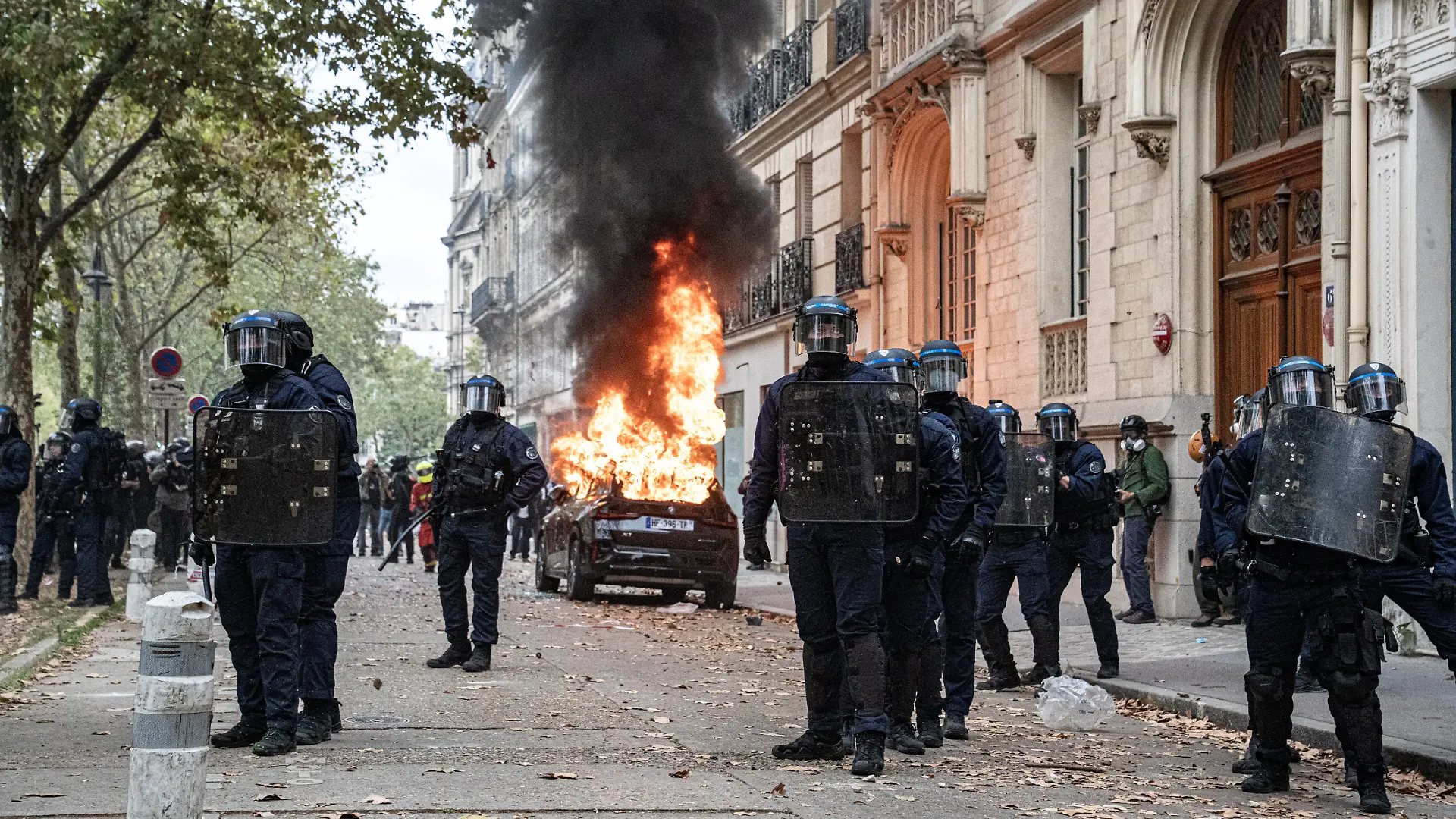 October 13, 2026, Paris: Protest of high school student movements and student unions in support of the blockades at high schools and universities. 13 octobre 2026, Paris : Une voiture brule lors de la Manifestation des mouvements lycéens et des syndicats étudiants en soutien aux blocus de lycées et d'université. ARNAUD CESAR VILETTE / SIPA PRESS//VILETTEARNAUD_vilette0074/Credit:Arnaud Cesar VILETTE/SIPA/2610132129