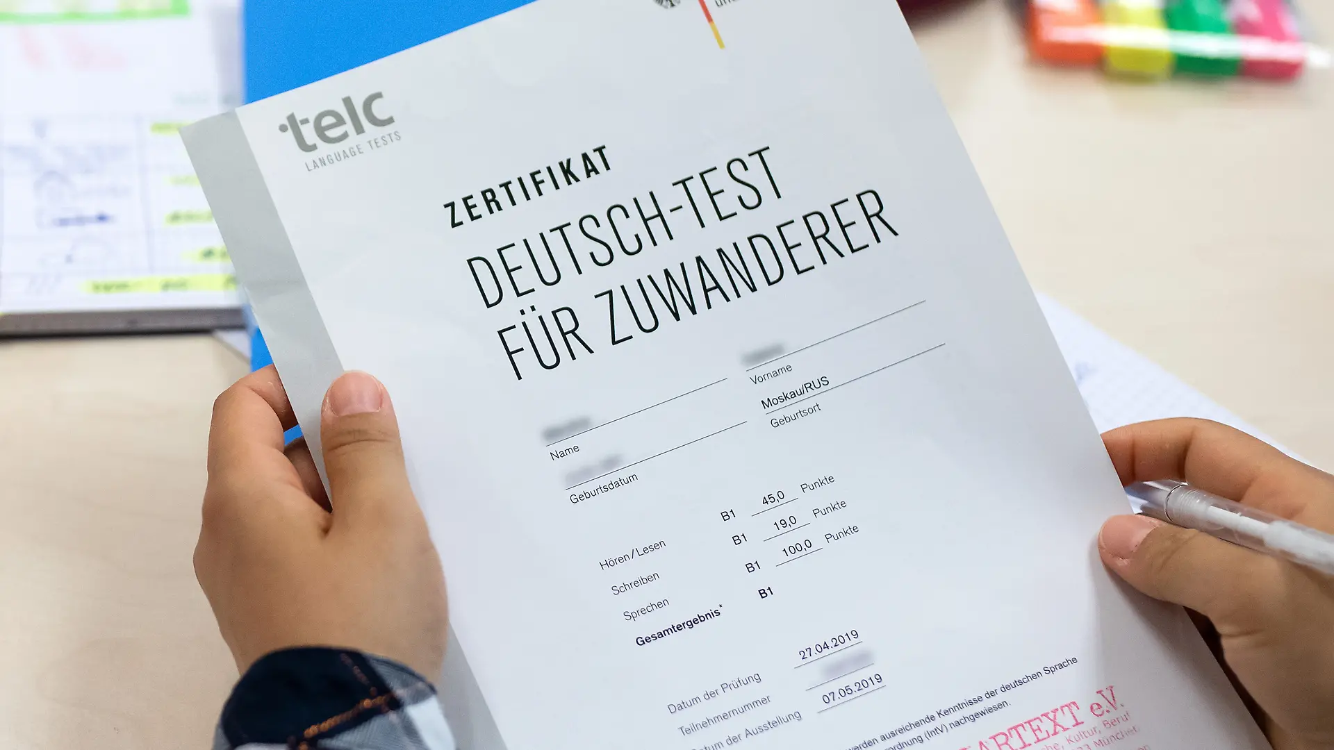 Eine Kursteilnehmerin hält ein Zertifikat "Deutsch-Test für Zuwanderer", welches sie für die erfolgreiche Teilnahme an einem Integrationskurs für Zuwanderer des Bundesamtes für Migration (BAMF) bekommen hat. (zu dpa: «Zuwanderer verdienen über Generationen weniger») +++ dpa-Bildfunk +++