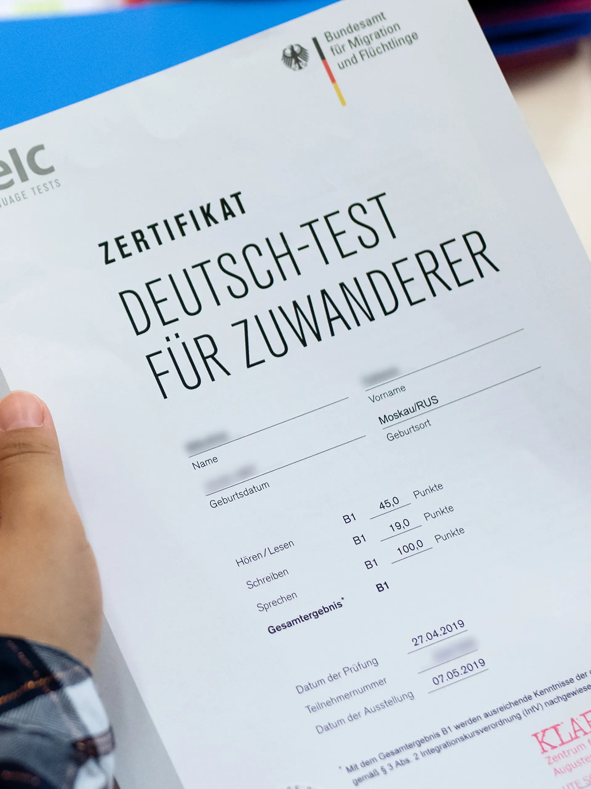 Eine Kursteilnehmerin hält ein Zertifikat "Deutsch-Test für Zuwanderer", welches sie für die erfolgreiche Teilnahme an einem Integrationskurs für Zuwanderer des Bundesamtes für Migration (BAMF) bekommen hat. (zu dpa: «Zuwanderer verdienen über Generationen weniger») +++ dpa-Bildfunk +++