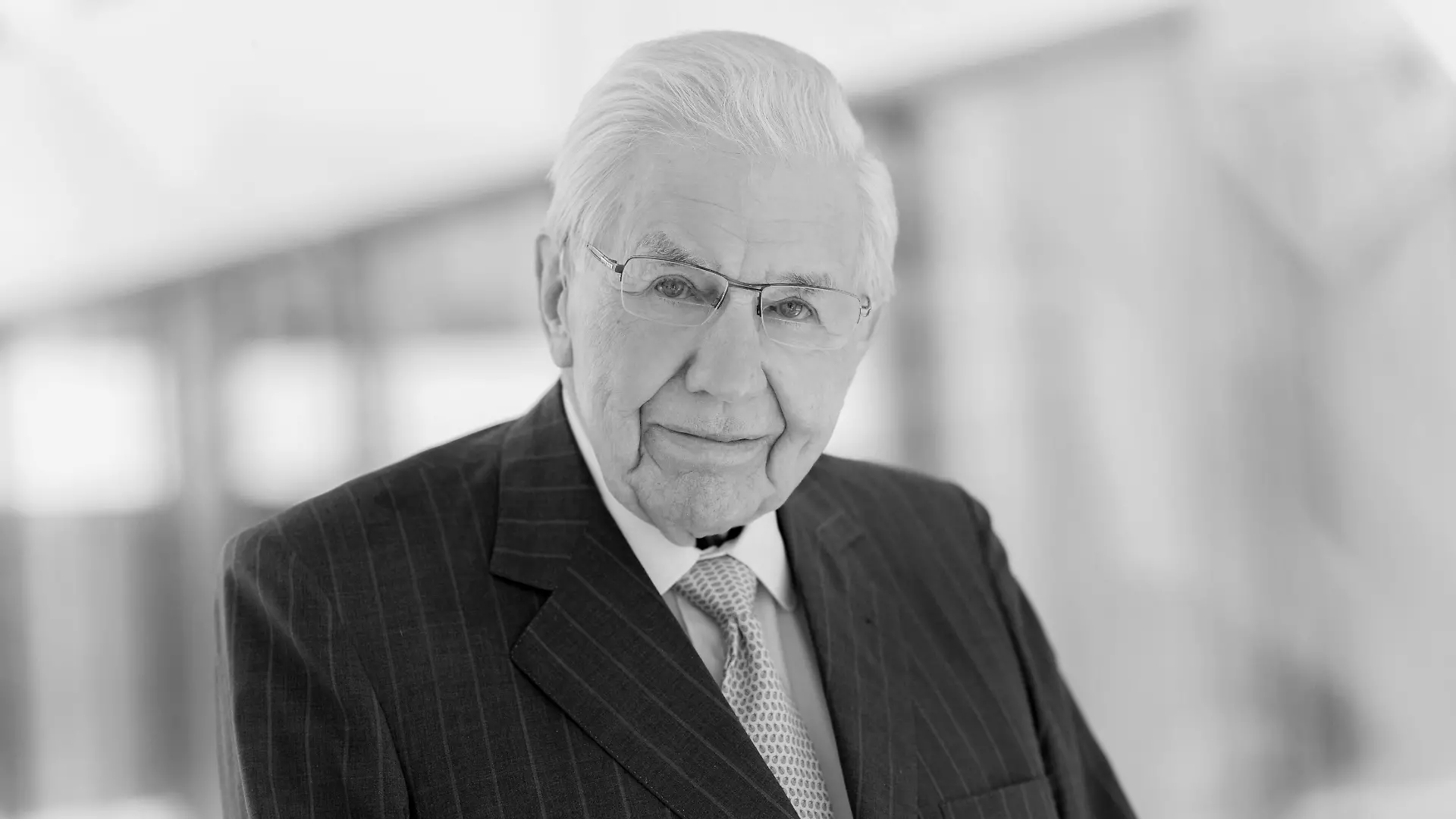 Dieses von Miele zur Verfügung gestellte undatierte Foto zeigt den langjährigen geschäftsführenden Gesellschafter des Haushaltsgeräte-Herstellers Miele, Peter Christian Zinkann, in einem Raum des Unternehmens. Zinkann ist im Alter von 98 Jahren gestorben, wie Miele mitteilte. +++ dpa-Bildfunk +++