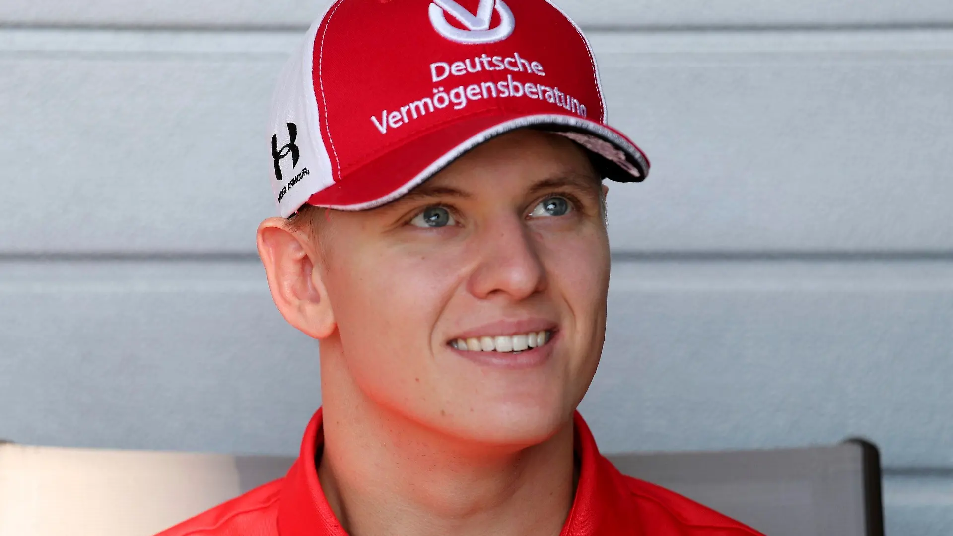ARCHIV - 28.11.2019, Vereinigte Arabische Emirate, Abu Dhabi: Rennfahrer Mick Schumacher spricht mit Journalisten auf der Yas Marina Rennstrecke. (zu dpa "Mick Schumacher kein Typ für lange Party-Nächte") Foto: Kamran Jebreili/AP/dpa +++ dpa-Bildfunk +++
