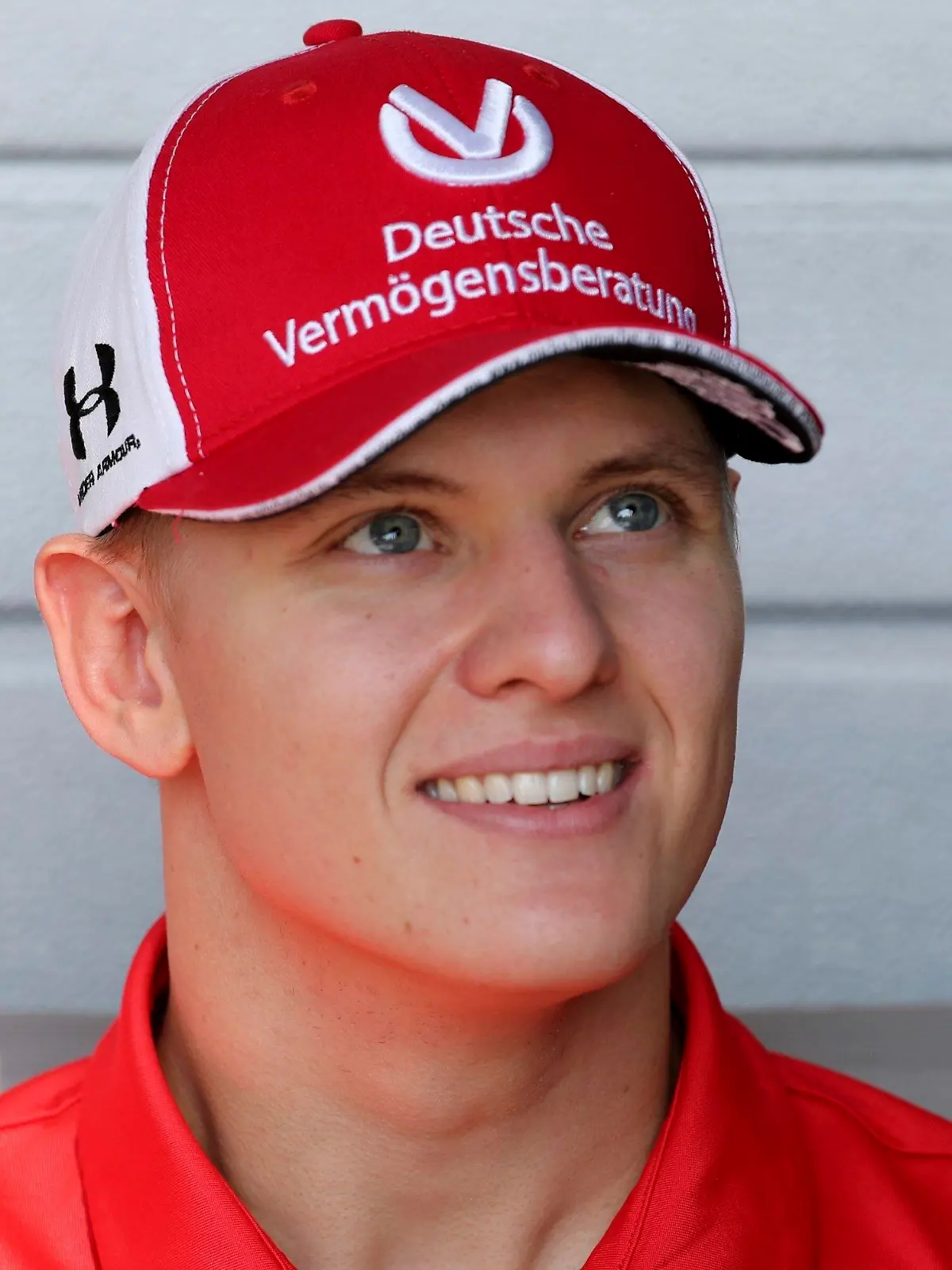ARCHIV - 28.11.2019, Vereinigte Arabische Emirate, Abu Dhabi: Rennfahrer Mick Schumacher spricht mit Journalisten auf der Yas Marina Rennstrecke.     (zu dpa "Mick Schumacher kein Typ für lange Party-Nächte") Foto: Kamran Jebreili/AP/dpa +++ dpa-Bildfunk +++