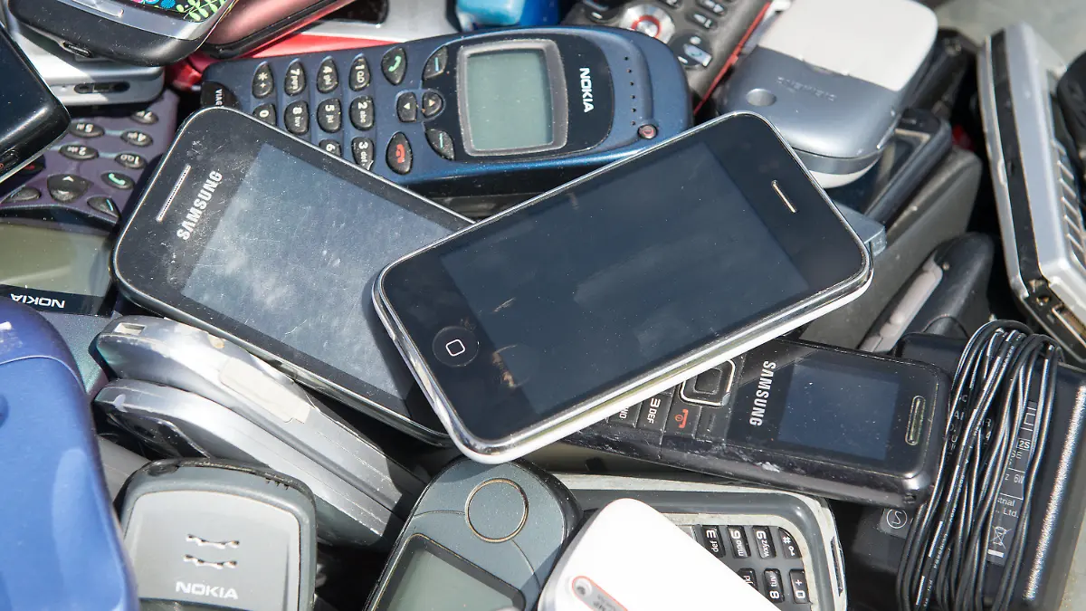 ARCHIV - 03.07.2014, Berlin: Alte Mobiltelefone liegen in einer Schubkarre. Eine deutliche Mehrheit der Bundesbürger kann sich einer Forsa-Umfrage zufolge ein Pfand auf Handys vorstellen, um die Wiederverwertung wertvoller Rohstoffe zu gewährleisten.(zu dpa «Forsa-Umfrage: Bundesbürger können sich Handypfand vorstellen») Foto: Maurizio Gambarini/dpa +++ dpa-Bildfunk +++