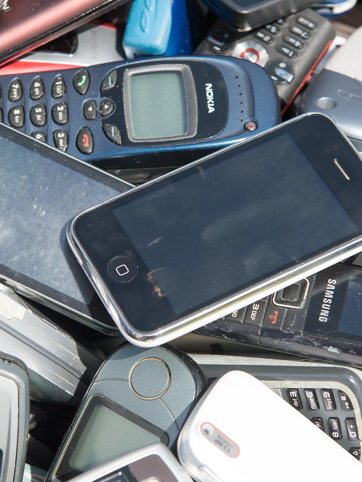 ARCHIV - 03.07.2014, Berlin: Alte Mobiltelefone liegen in einer Schubkarre. Eine deutliche Mehrheit der Bundesbürger kann sich einer Forsa-Umfrage zufolge ein Pfand auf Handys vorstellen, um die Wiederverwertung wertvoller Rohstoffe zu gewährleisten.(zu dpa «Forsa-Umfrage: Bundesbürger können sich Handypfand vorstellen») Foto: Maurizio Gambarini/dpa +++ dpa-Bildfunk +++