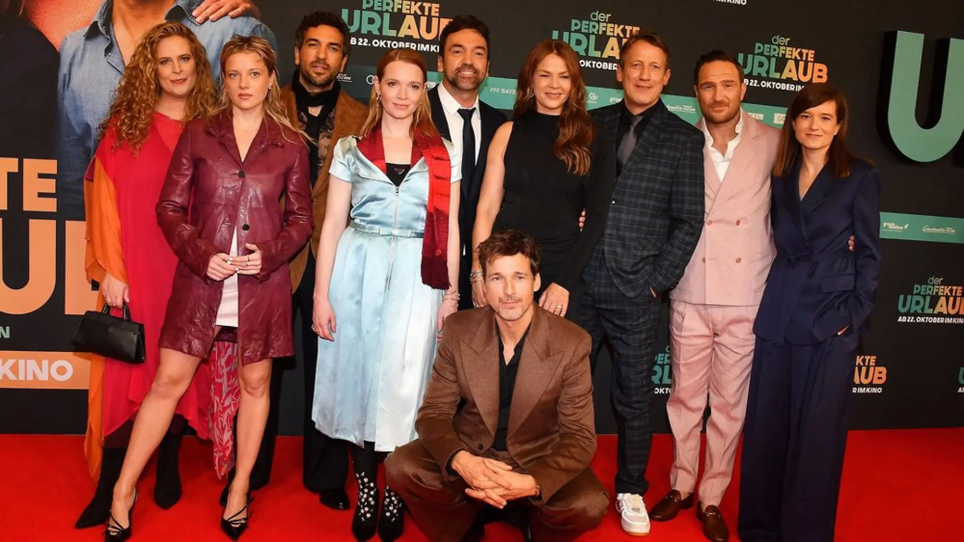 Regisseur Bora Dagtekin (Mitte) und Produzentin Lena Schömann (r.) posieren in München mit den Stars des Films.