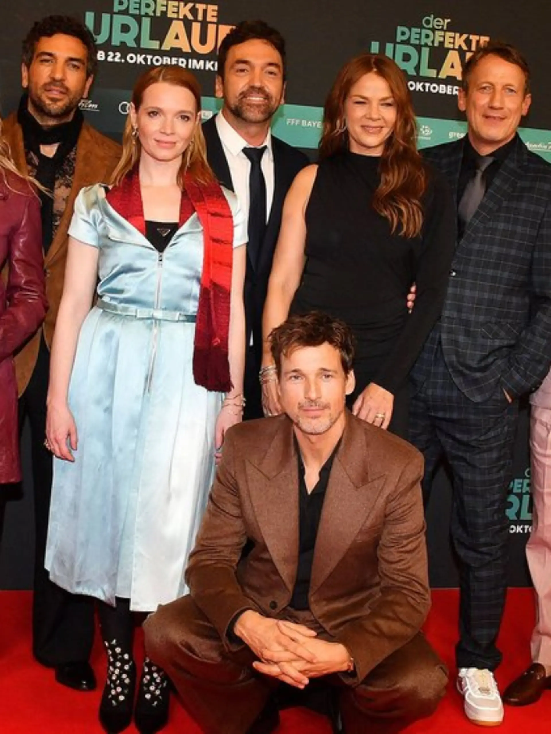 Regisseur Bora Dagtekin (Mitte) und Produzentin Lena Schömann (r.) posieren in München mit den Stars des Films.