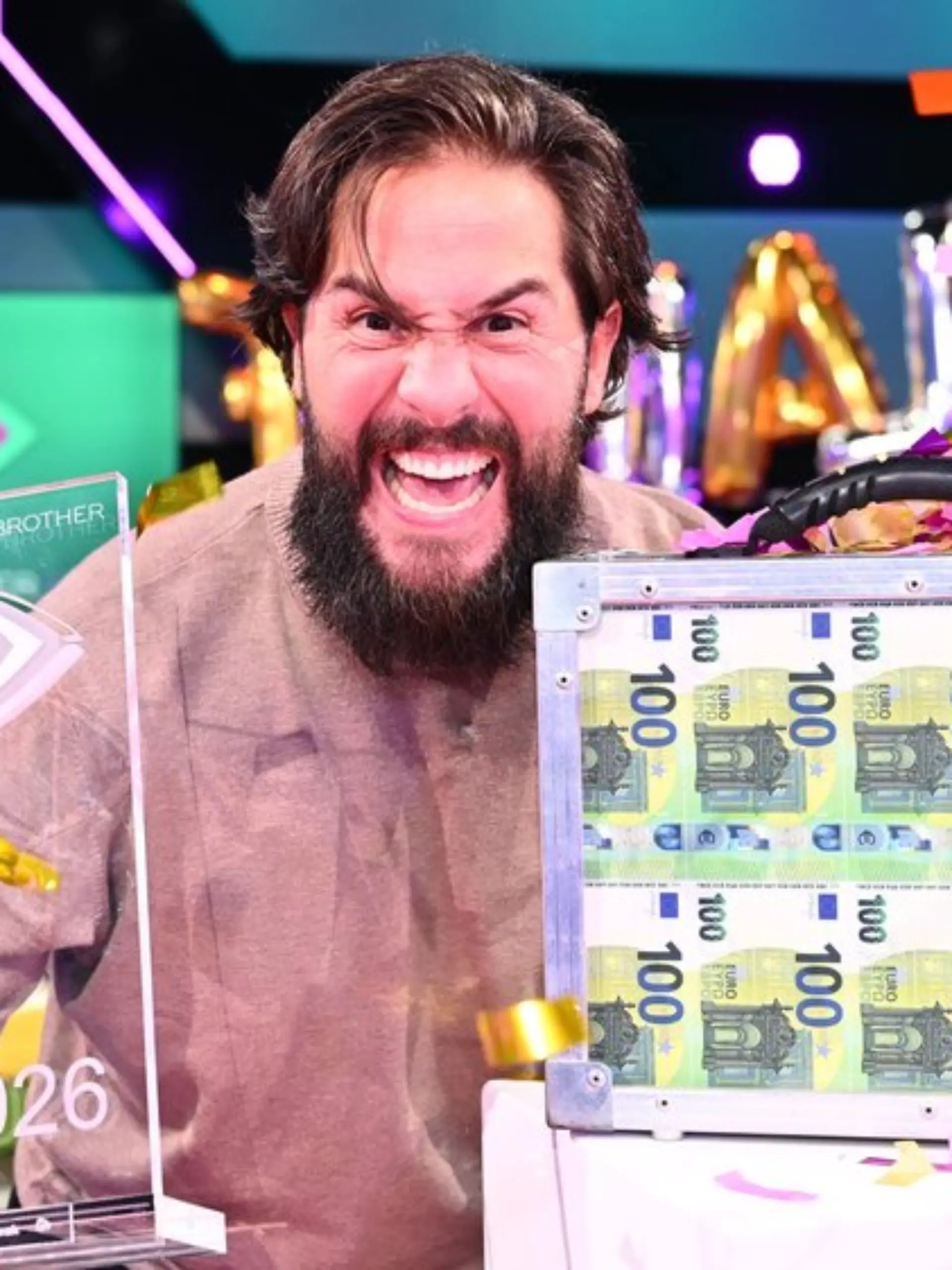 Maurice Dziwak jubelt am Montagabend im "Promi Big Brother"-Studio mit Pokal und Geldkoffer.