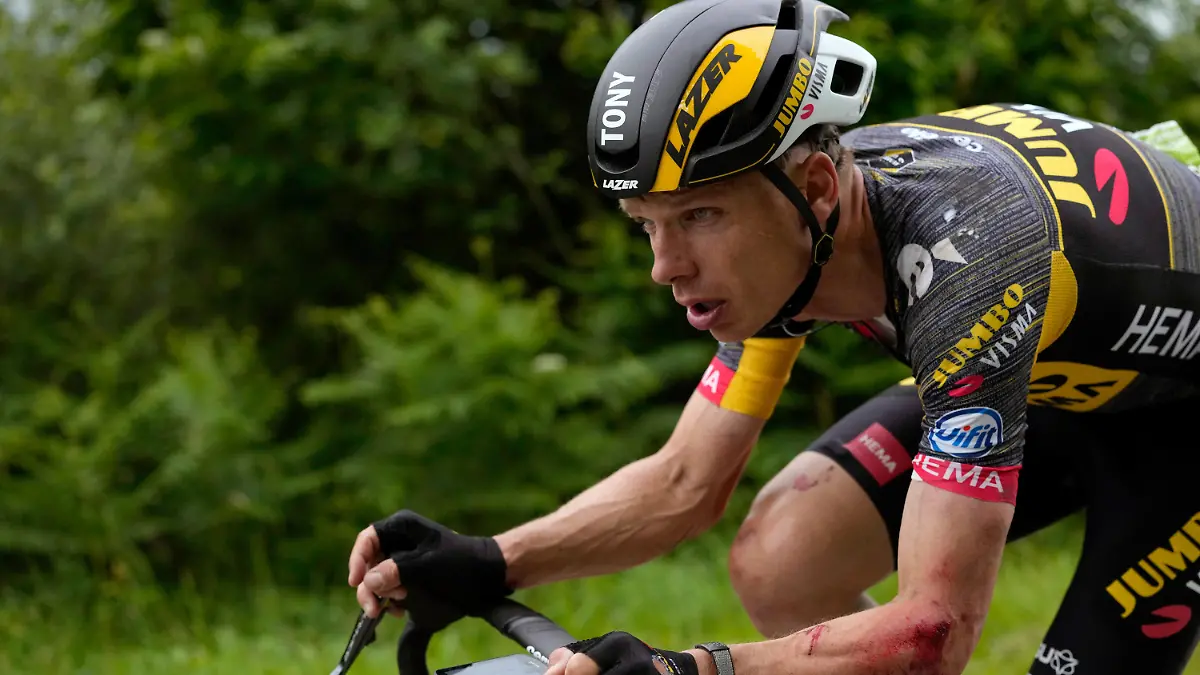 26.06.2021, Frankreich, Landerneau: Radsport: UCI WorldTour - Tour de France, Brest - Landerneau (197,80 km), 1. Etappe. Tony Martin aus Deutschland vom Team Jumbo-Visma fährt mit Verletzungen am Arm und am Bein nach einem Sturz. Foto: Daniel Cole/AP/dpa +++ dpa-Bildfunk +++