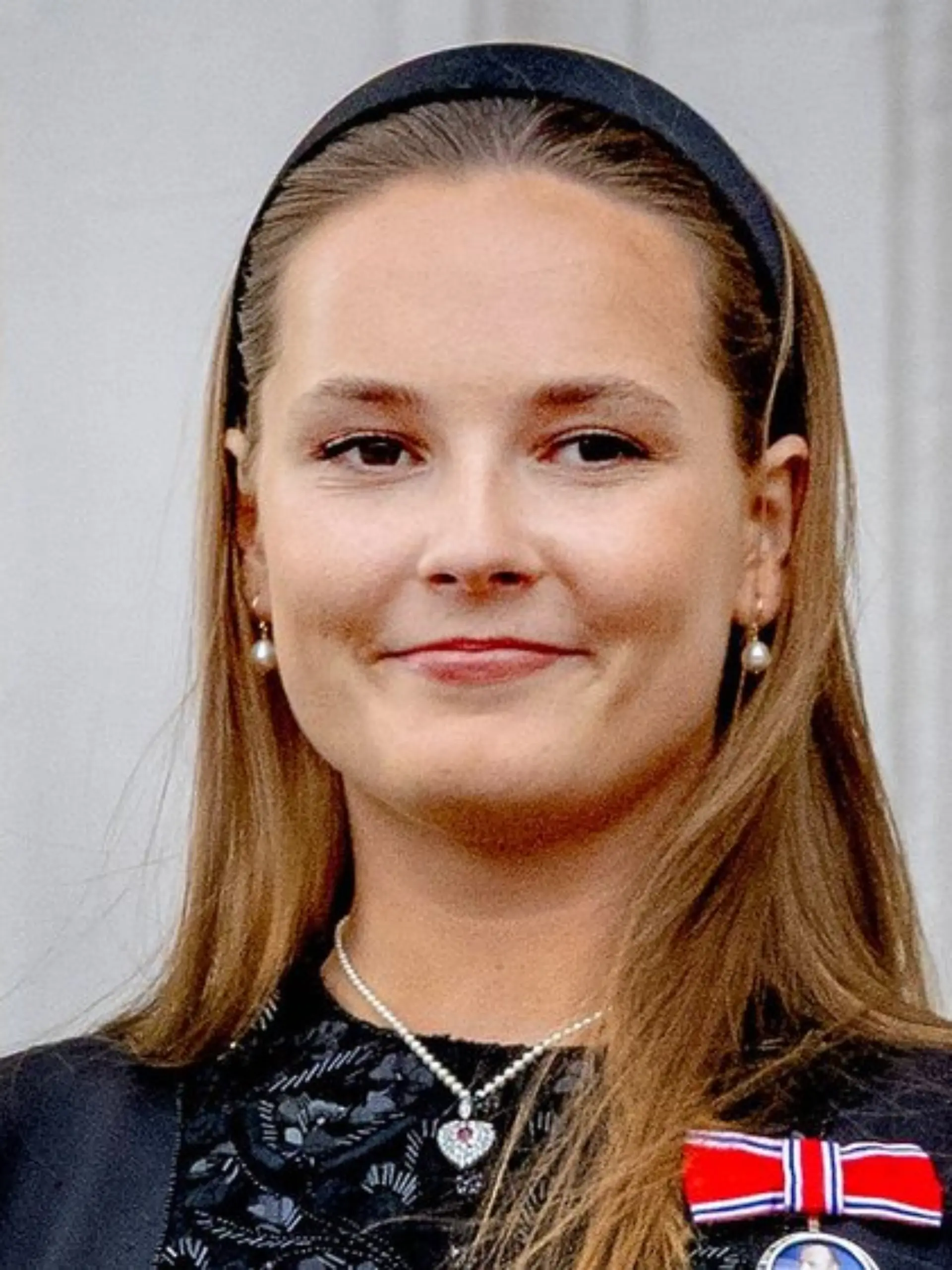 Ingrid Alexandra ist durch den Tod von König Harald zur Kronprinzessin aufgerückt, während ihr Vater Haakon den Thron übernommen hat.