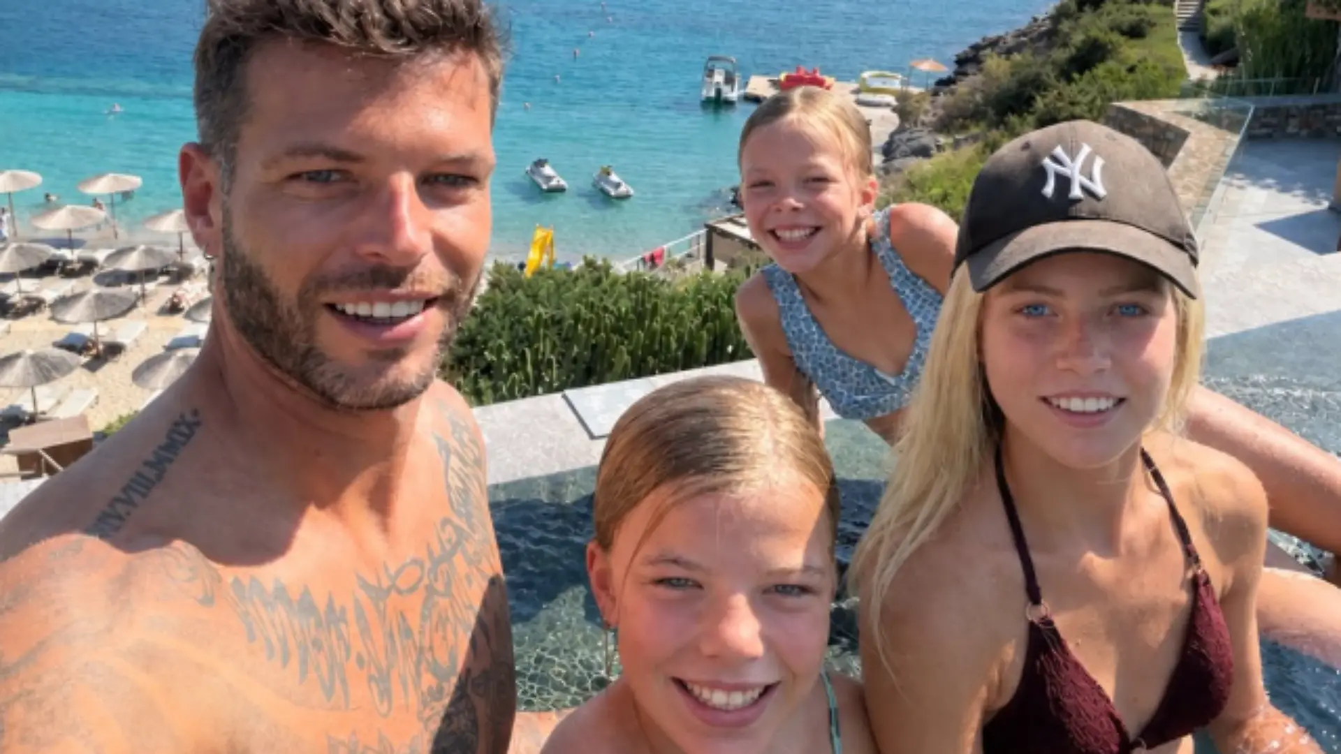 Gemeinsame Zeit auf Kreta: Vor wenigen Wochen genießt Dennis Diekmeier mit seinen drei Töchtern einen Urlaub auf der griechischen Insel.