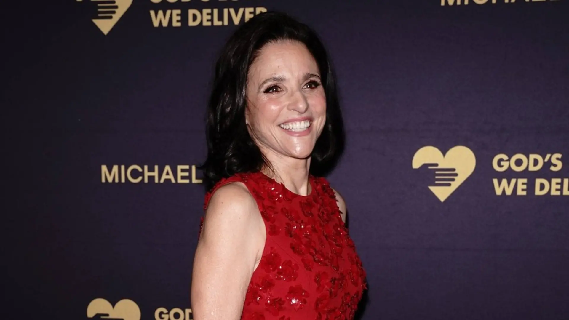 Julia Louis-Dreyfus zeigte sich in New York im roten Abendkleid und mit bester Laune.