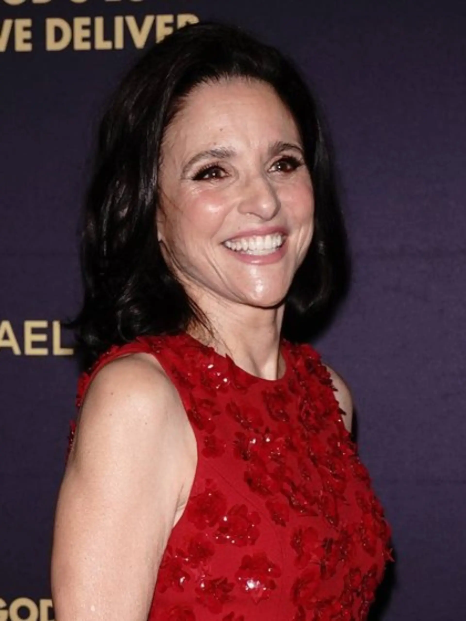 Julia Louis-Dreyfus zeigte sich in New York im roten Abendkleid und mit bester Laune.
