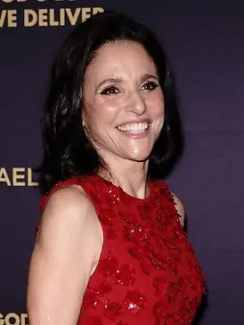 Julia Louis-Dreyfus zeigte sich in New York im roten Abendkleid und mit bester Laune.