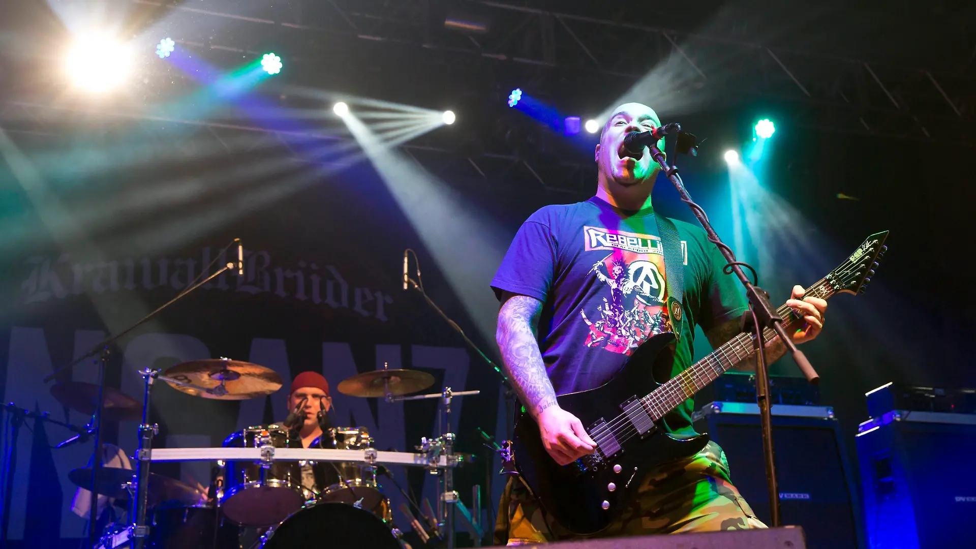 Saenger Pascal bei einem Konzert mit seiner Band Krawallbrueder im Huxleys in Berlin.