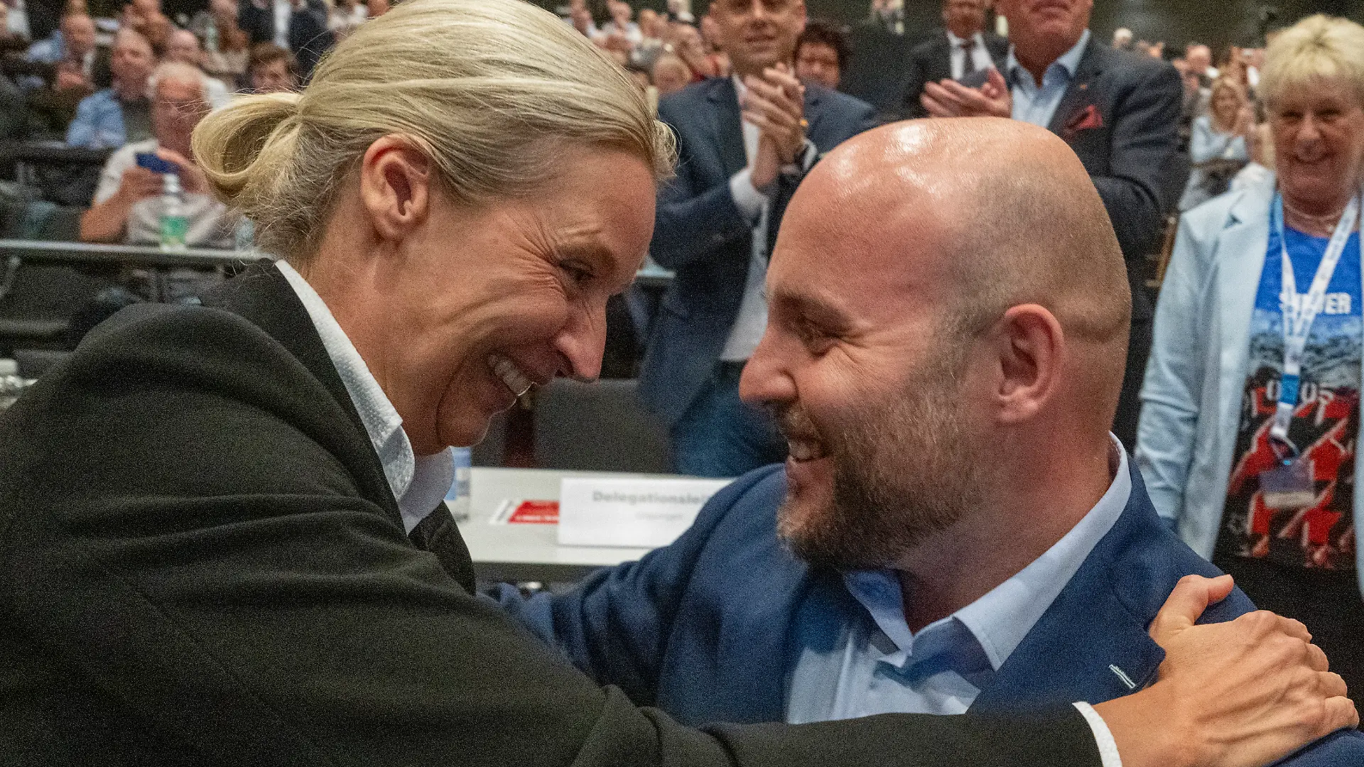 Alice Weidel (AfD), Bundesvorsitzende, gratuliert im Congress Centrum beim AfD-Landesparteitag Markus Frohnmaier (AfD), Landesvorsitzender Baden-Württemberg, zu seiner Wiederwahl.